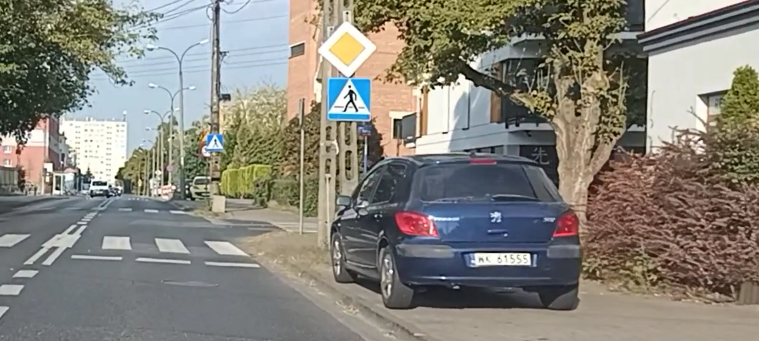 Patologia parkuje przed przejściem dla pieszych i zasłaniać widoczność. A auto całe pordzewiała i rozbite z przodu, uprzejmie donoszę, gdyby patologia chciałem je komuś sprzedać jako auto bezwypadkowe w stanie idealnym.