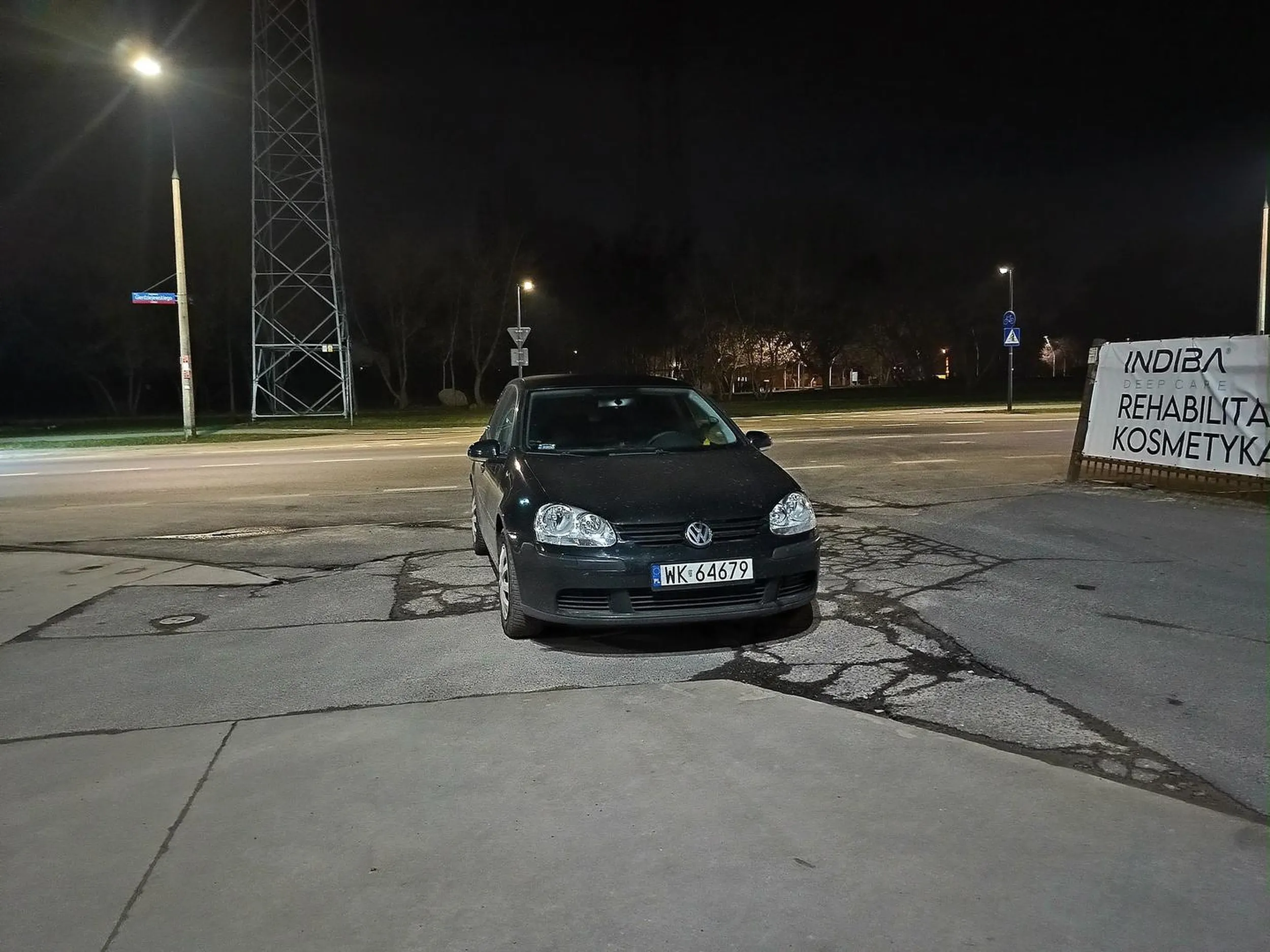 Zły kierowca zaparkował wraka na środku wyjazdu z magazynu a obok stoi pusty parking.