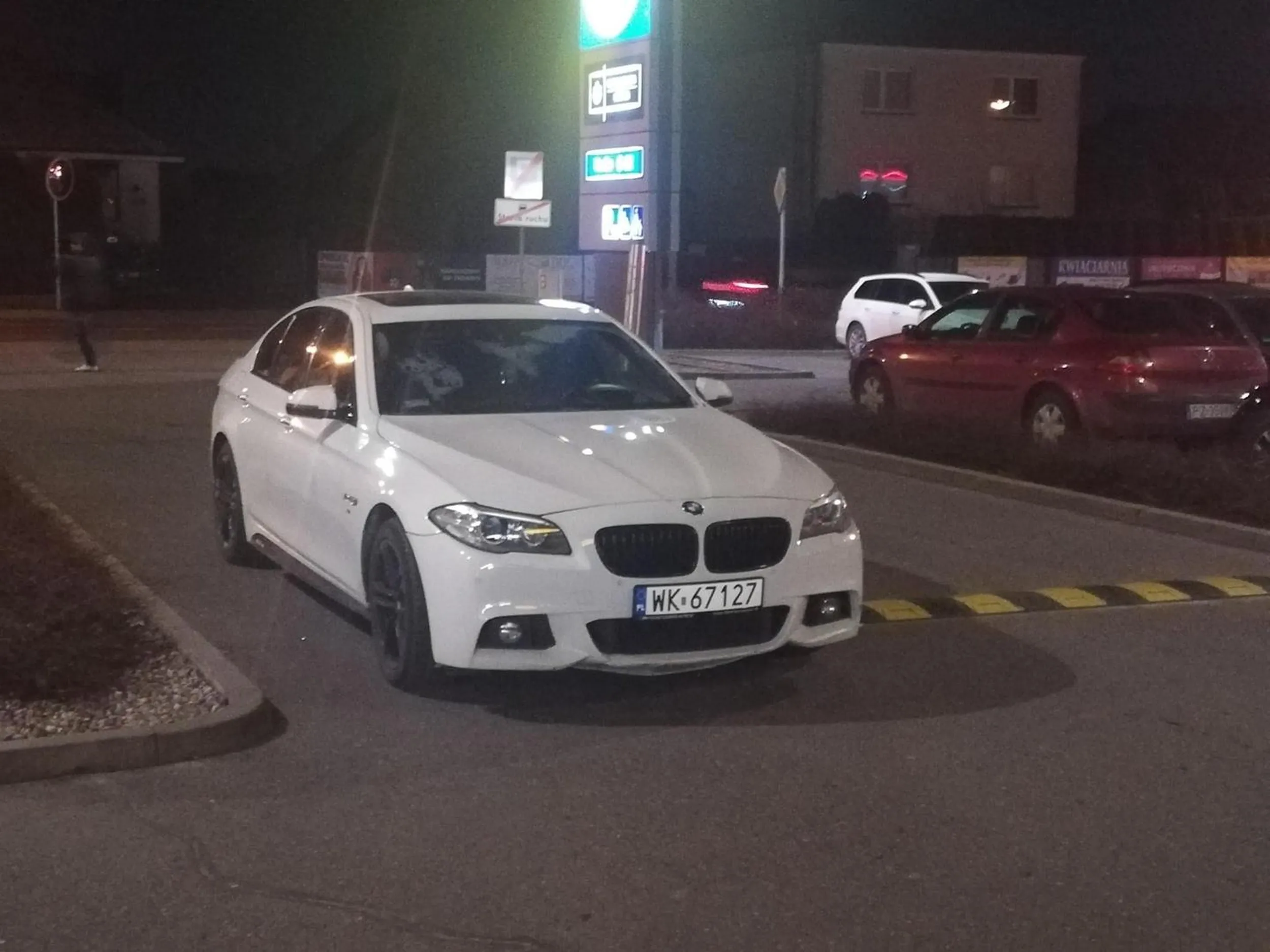 Idealnie zaparkował na wjeździe do Lidla zablokował ruch i poszedł na zakupy