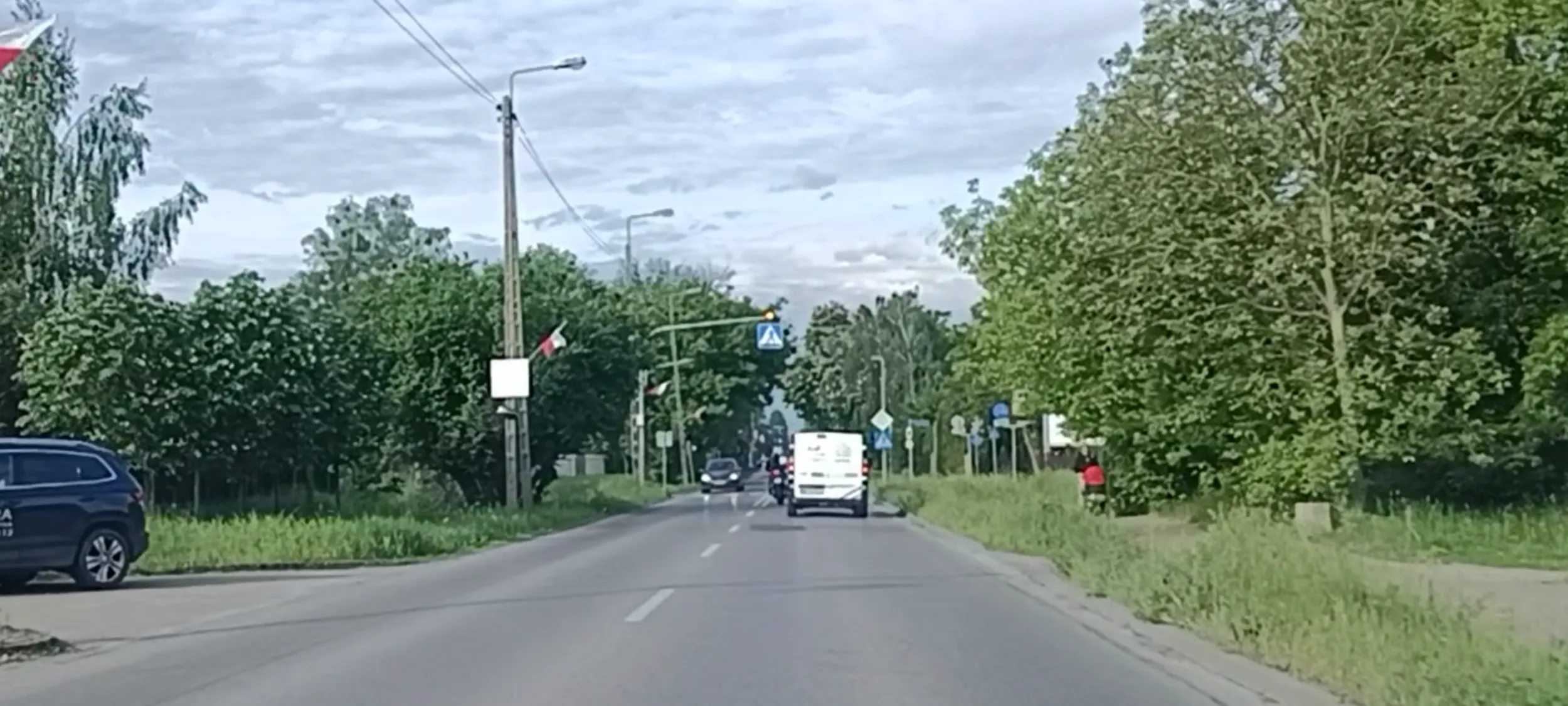 Bandyta na motocyklu przeciska się między autami, jedzie pijany slalomem, przekracza dozwoloną  prędkość 40 kmh nawet o 50kmh, wyprzedza przed samym przejściem dla pieszych, wyprzedza jadąc czołowo na auto jadące z naprzeciwka