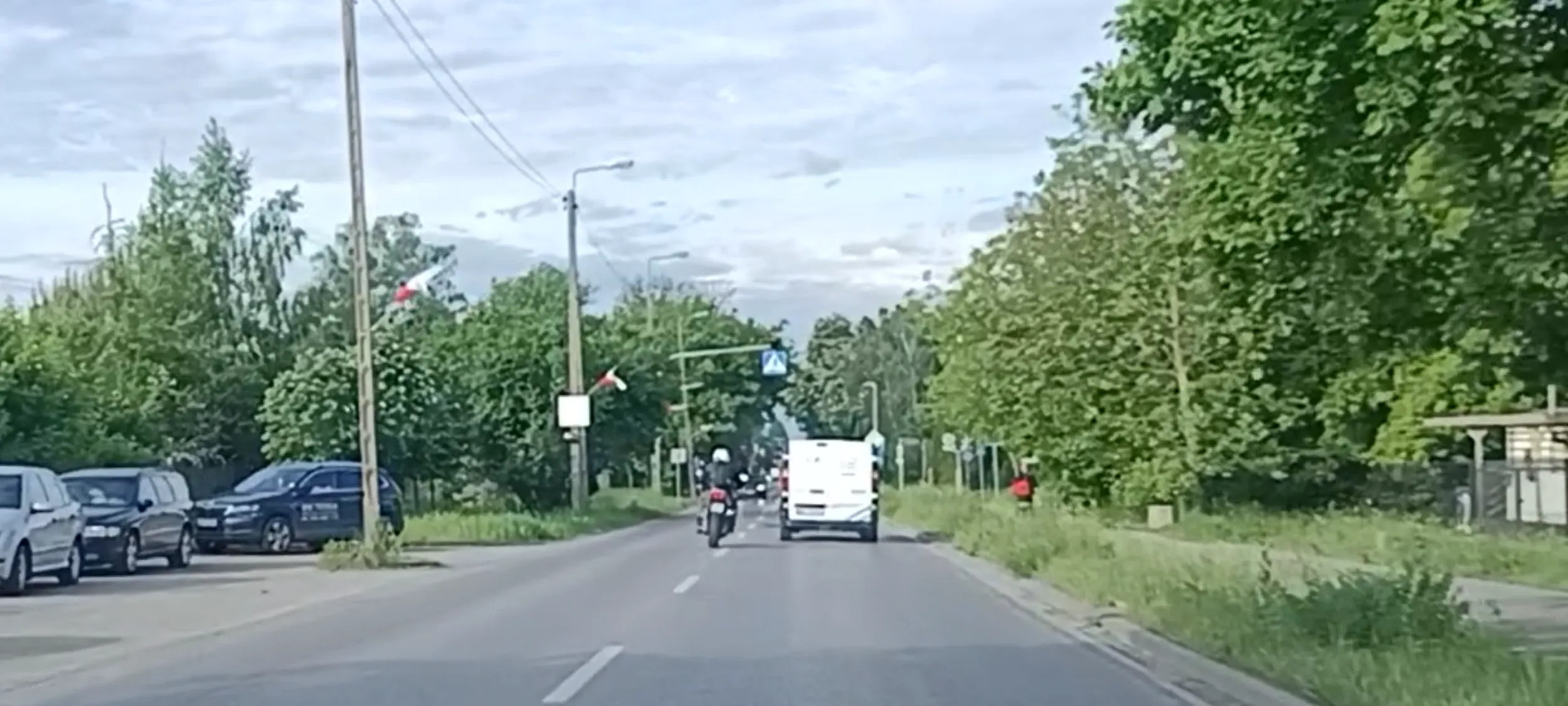 Bandyta na motocyklu przeciska się między autami, jedzie pijany slalomem, przekracza dozwoloną  prędkość 40 kmh nawet o 50kmh, wyprzedza przed samym przejściem dla pieszych, wyprzedza jadąc czołowo na auto jadące z naprzeciwka