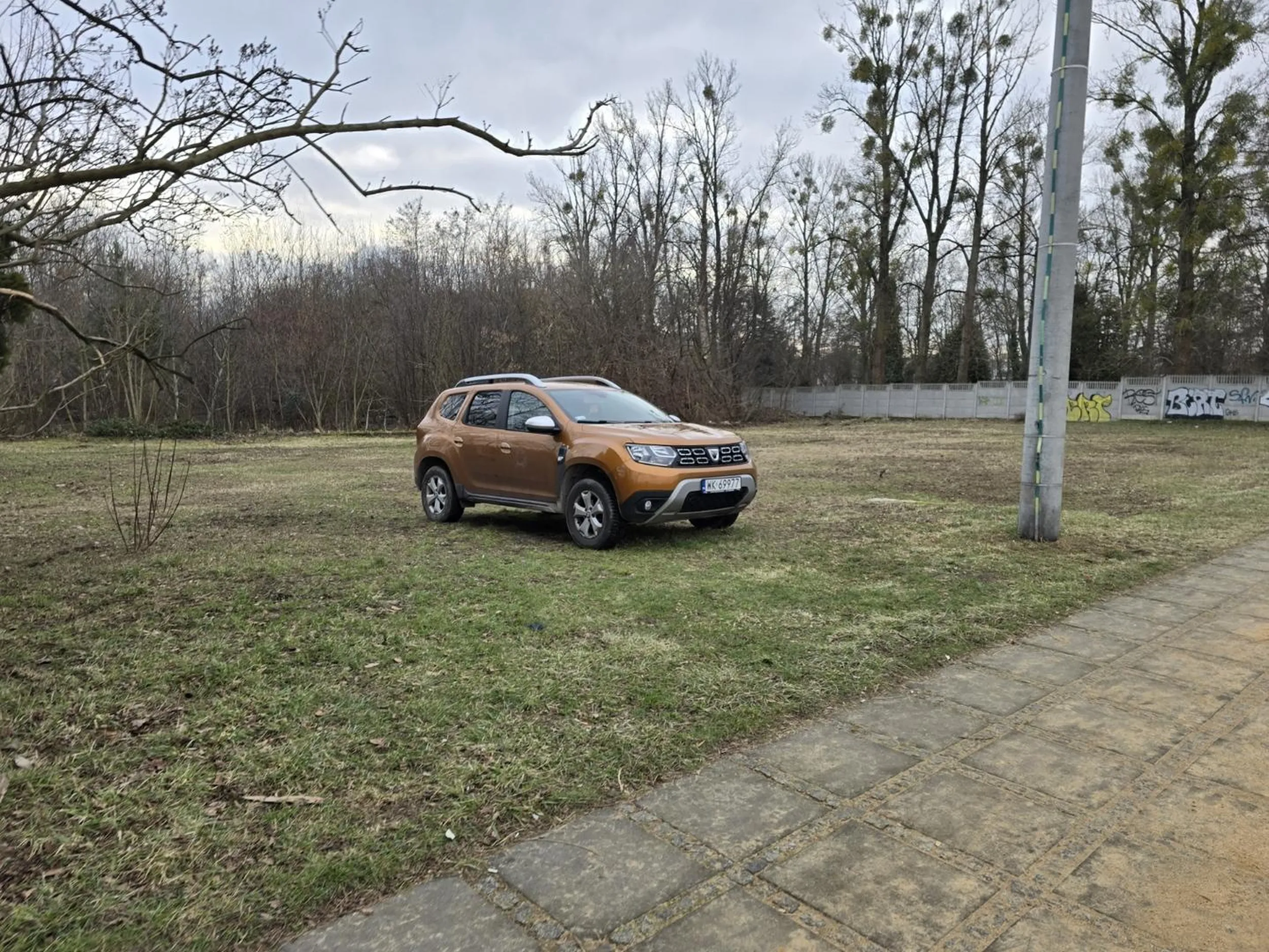 Samochód "terenowy" najwyraźniej w mniemaniu właściciela uprawnia do jazdy po chodniku i zaparkowania na trawie.