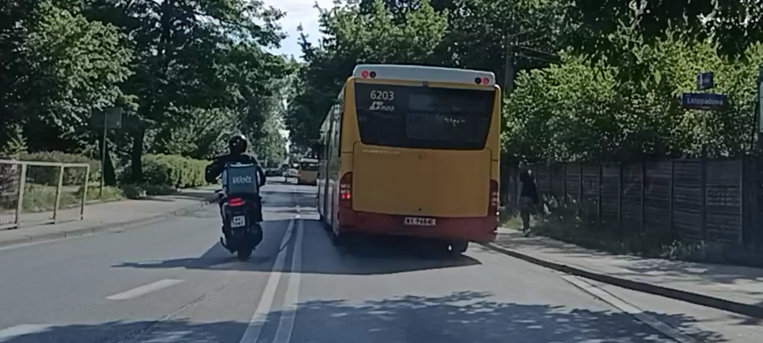 Bandyta drogowy wyprzedza na podwójnej ciągłej linii i jeździ pasem do ruchu w przeciwnym razie