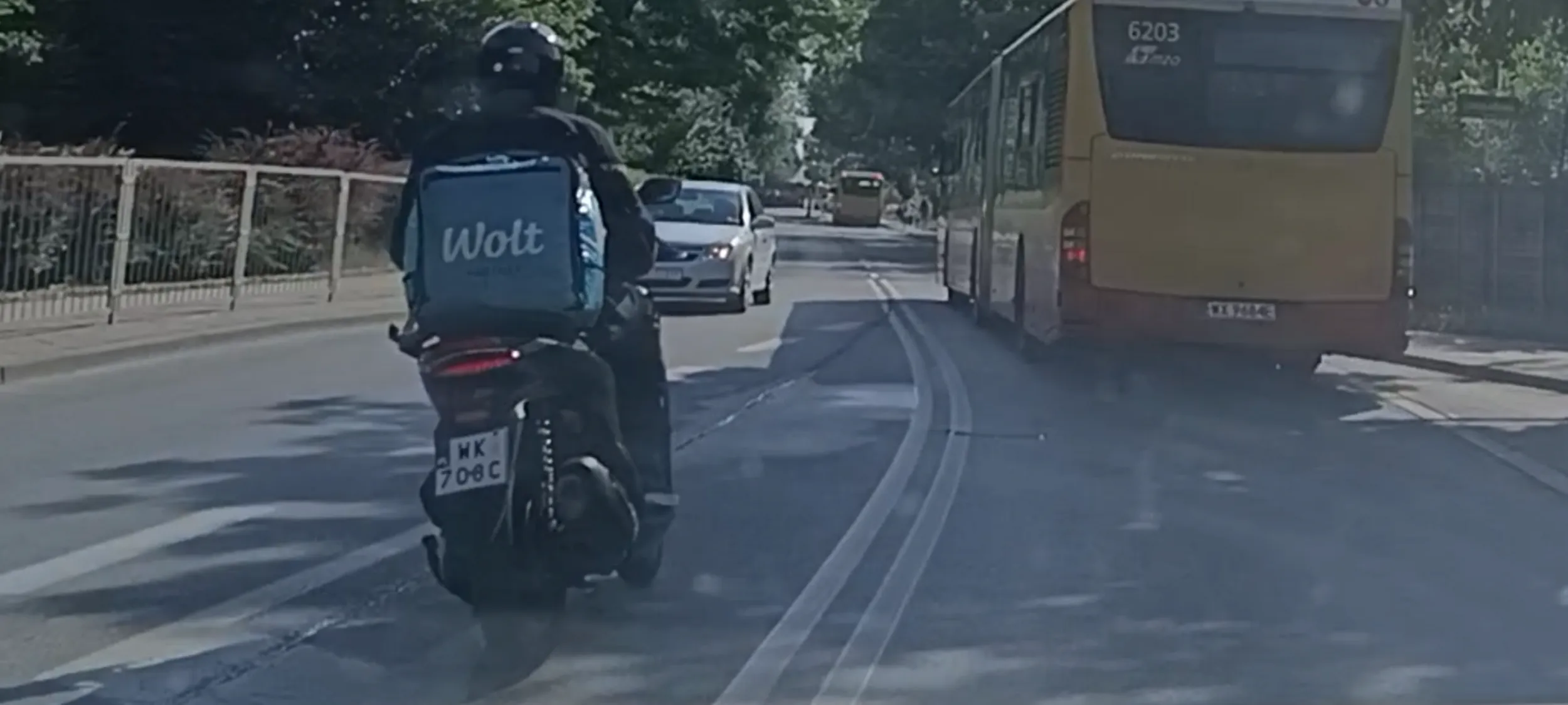 Bandyta drogowy wyprzedza na podwójnej ciągłej linii i jeździ pasem do ruchu w przeciwnym razie