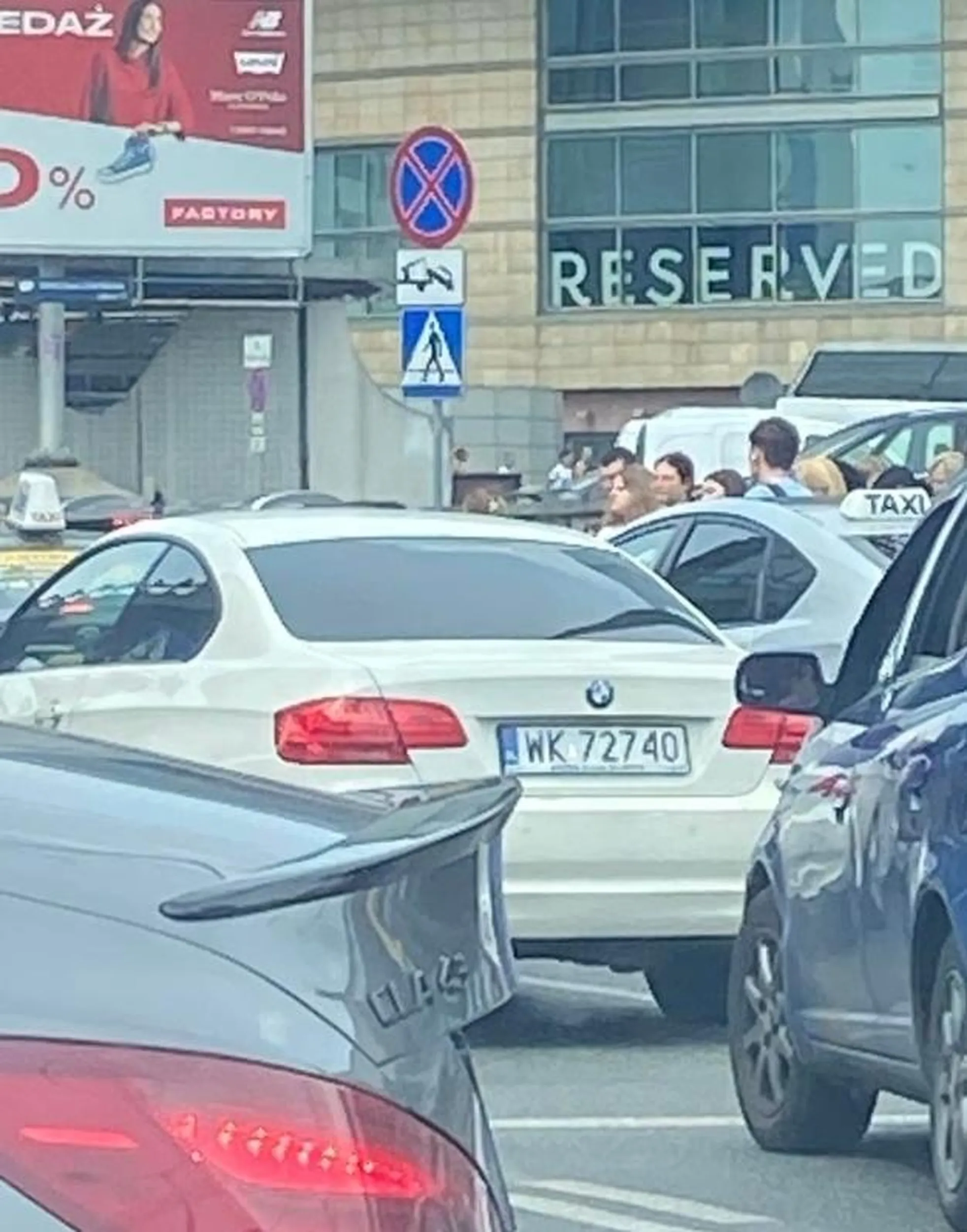 Kierowca nie korzysta z kierunkowskazów,  zajeżdża drogę innym uczestnikom ruchu drogowego. Zachowanie karygodne i niekulturalne.