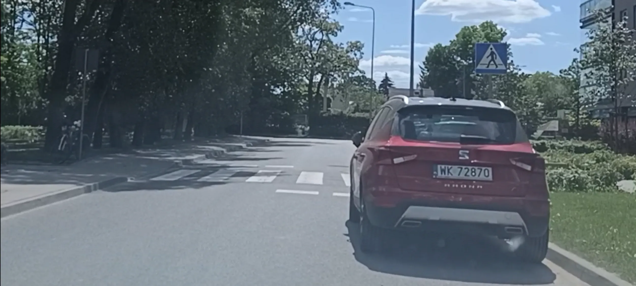 Ameba drogowa porzuciła wraka po wypadku w odległości 1m przed przejściem dla pieszych i na ulicy gdzie jest zakaz zatrzymywania się i postoju