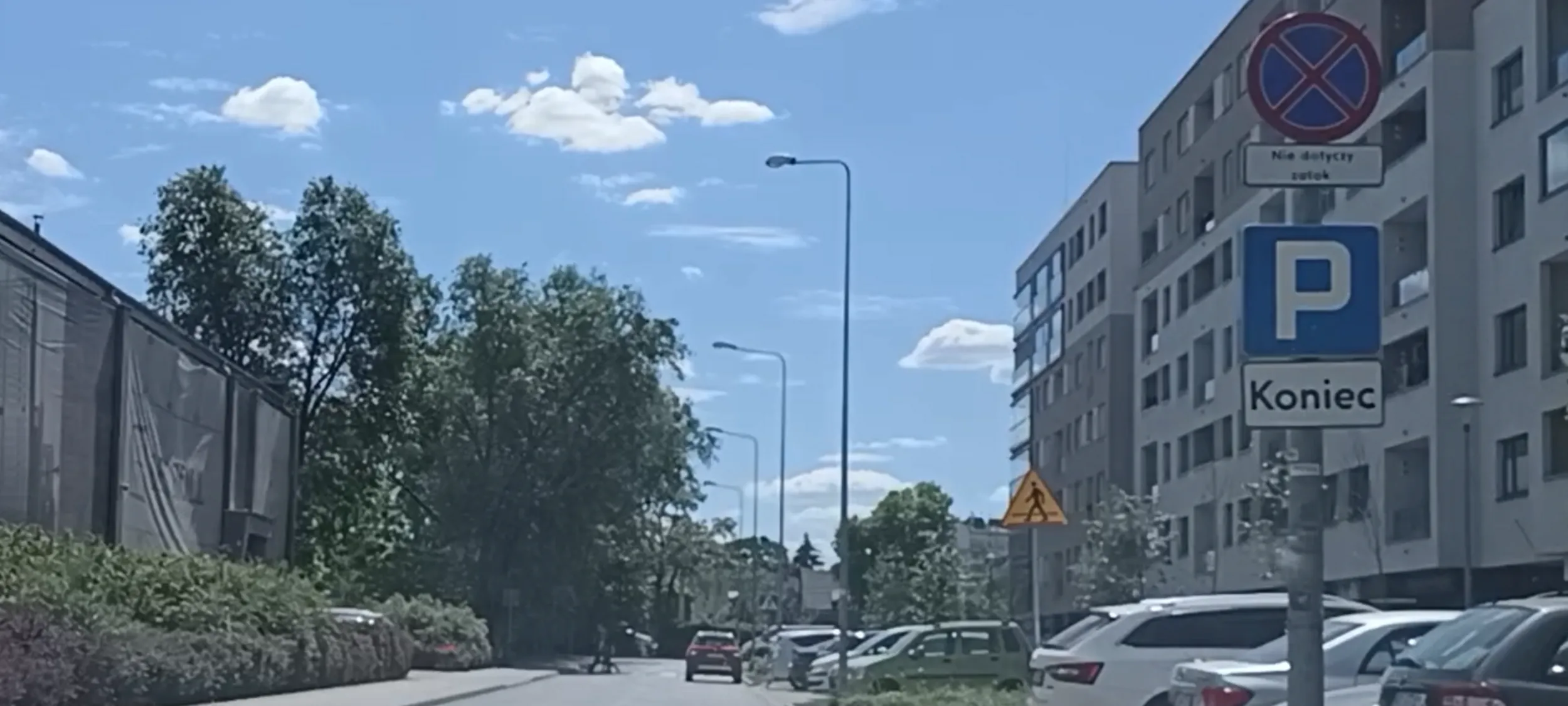 Ameba drogowa porzuciła wraka po wypadku w odległości 1m przed przejściem dla pieszych i na ulicy gdzie jest zakaz zatrzymywania się i postoju