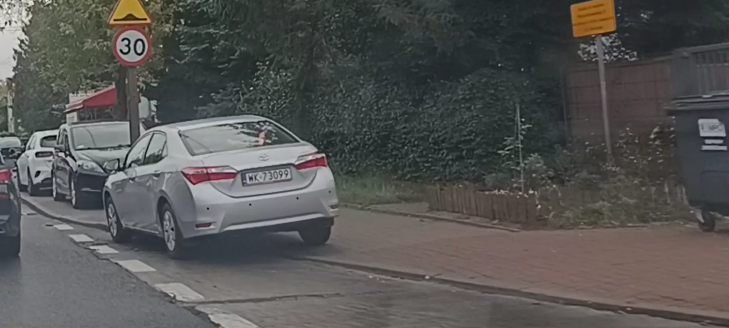 Chamskie parkowanie w zatoce przystanku autobusowego na Ursusie przy ul.Wojciechowskiego