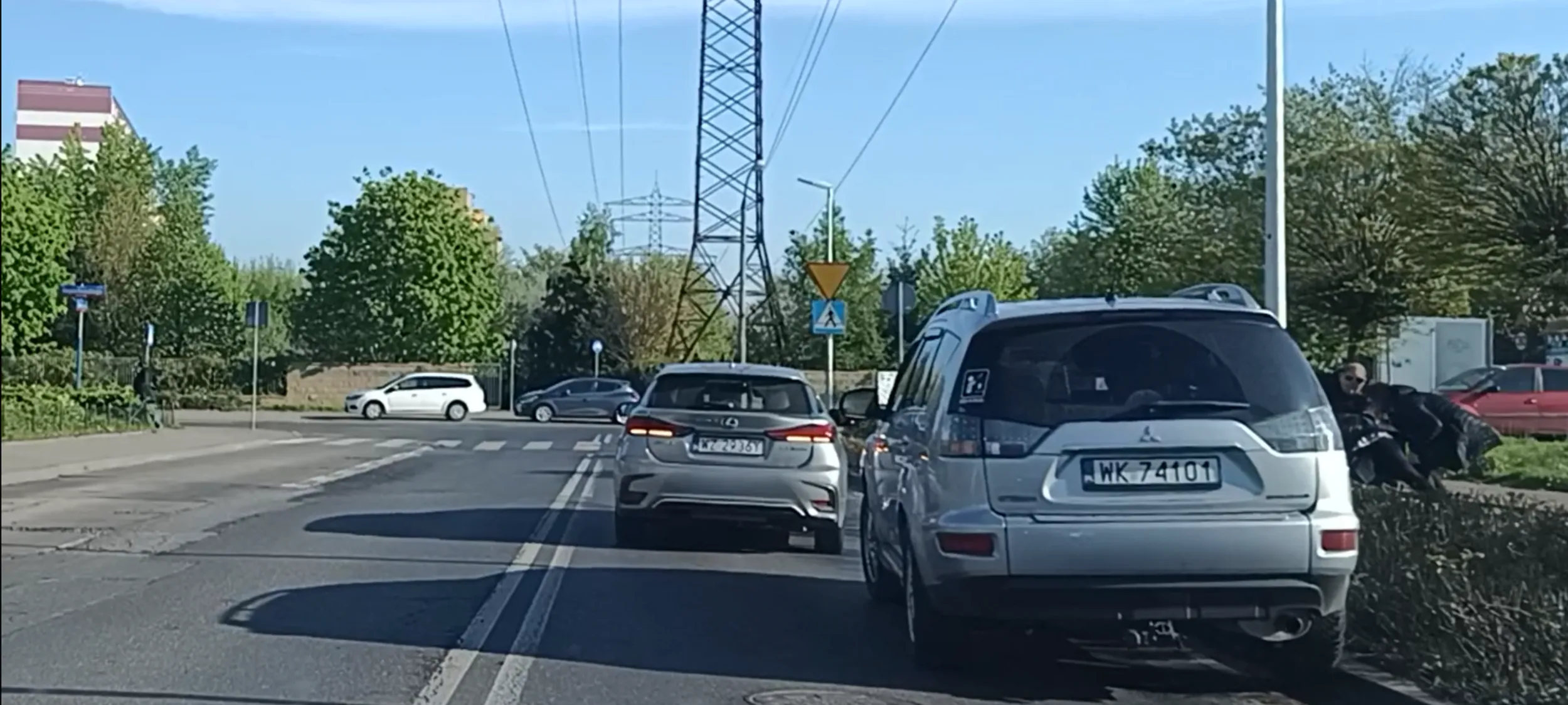 Brawa dla kierowcy tego auta, bo zareagował ludzko i ratował życie mężczyźnie leżącemu w krzakach