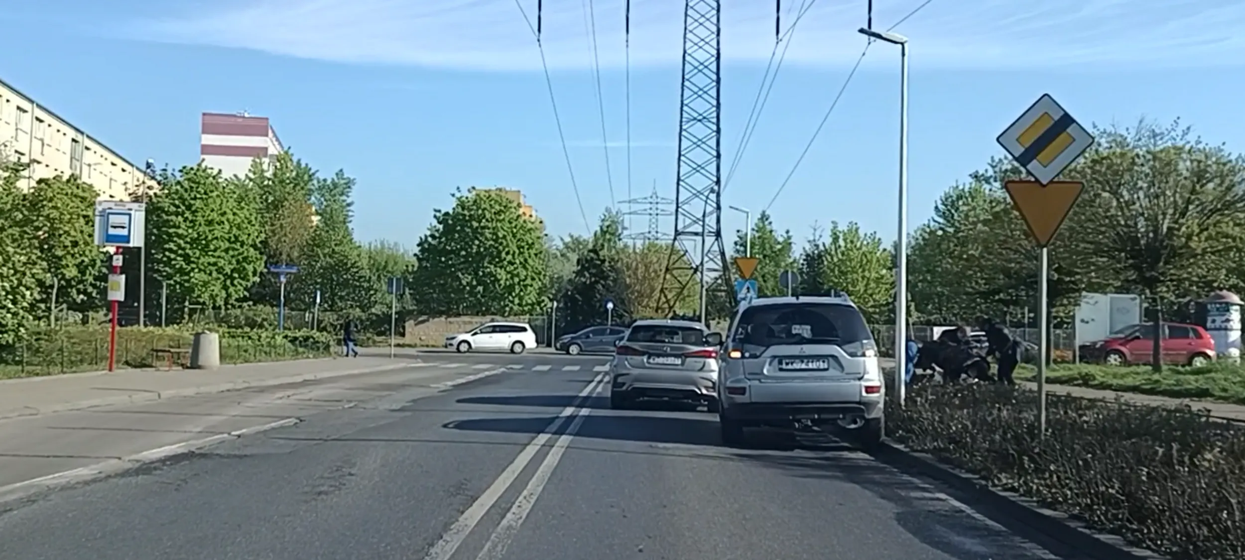 Brawa dla kierowcy tego auta, bo zareagował ludzko i ratował życie mężczyźnie leżącemu w krzakach