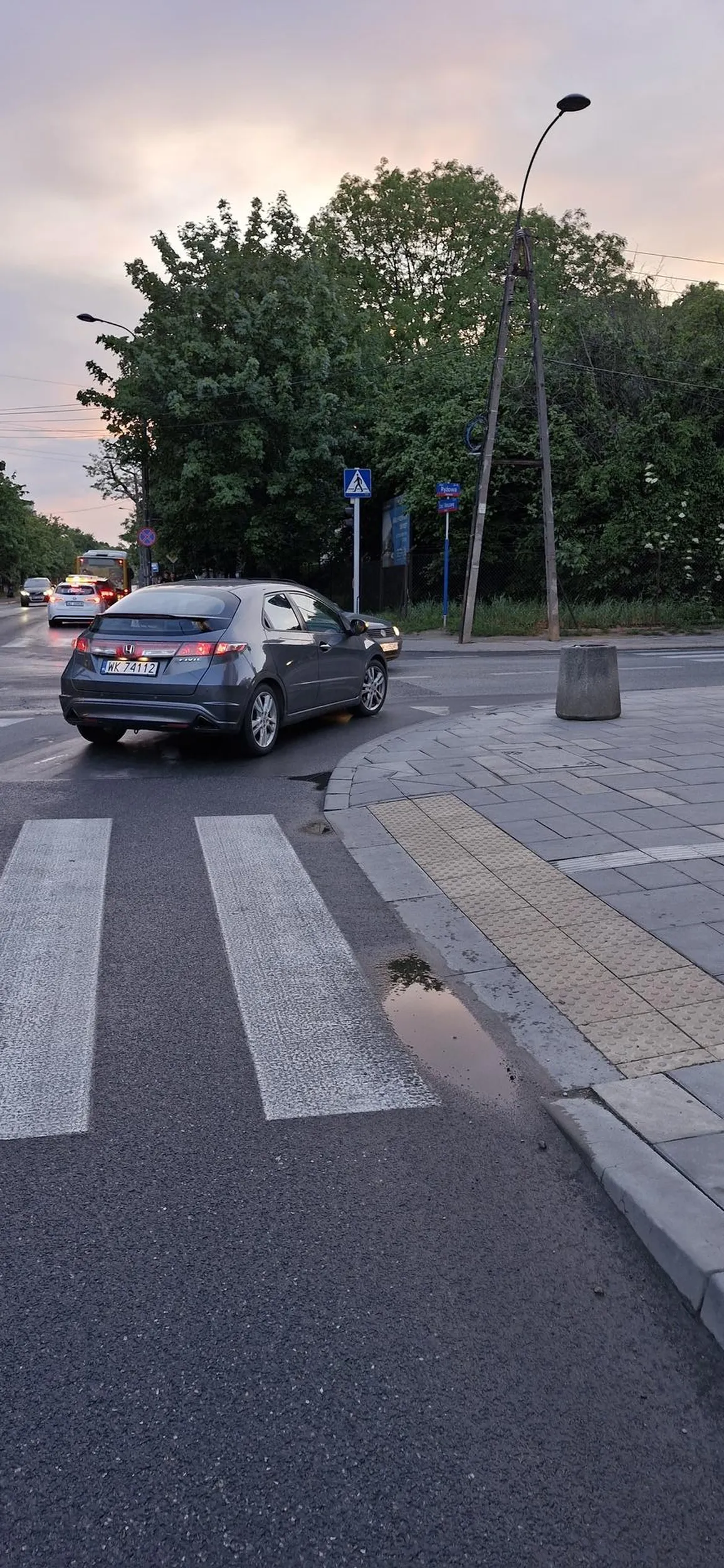 Wymusza pierwszeństwo na innych, jedzie w prawo z lewego pasa bo się mu spieszy i może.. Na wsi był królem.