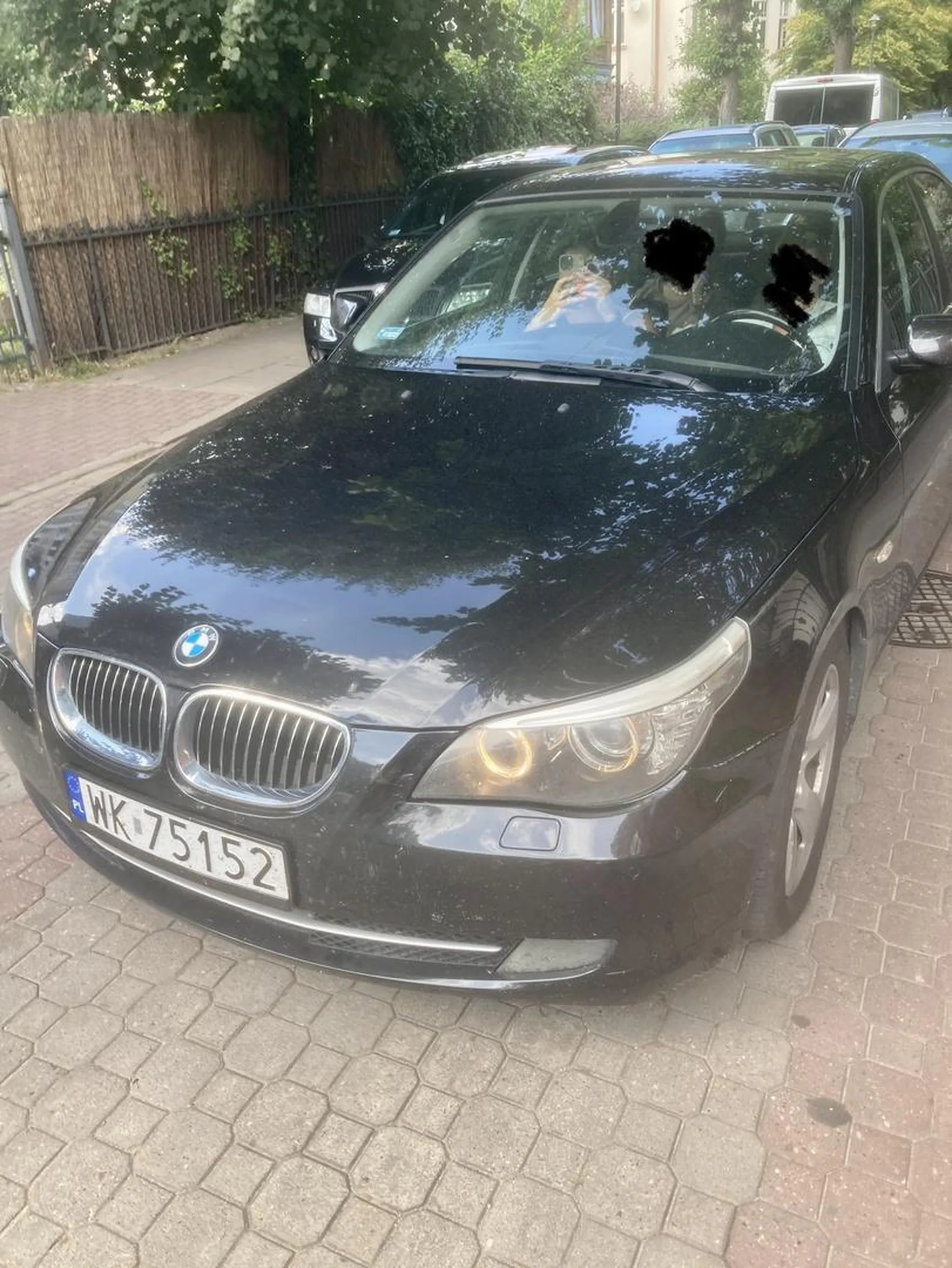 Uwaga na warszawkę (z całą sympatią do stolicy) jeżdżącą po Sopocie. Wjeżdża w ślepą uliczkę i nie pozwala jadącym z naprzeciwka z niej wyjechać. Blokuje wjazd i wyjazd i oczekuje, że inni kierowcy jej zjadą, choć to po jej stronie jezdni parkują auta i to ona powinna się schować lub wyjechać!