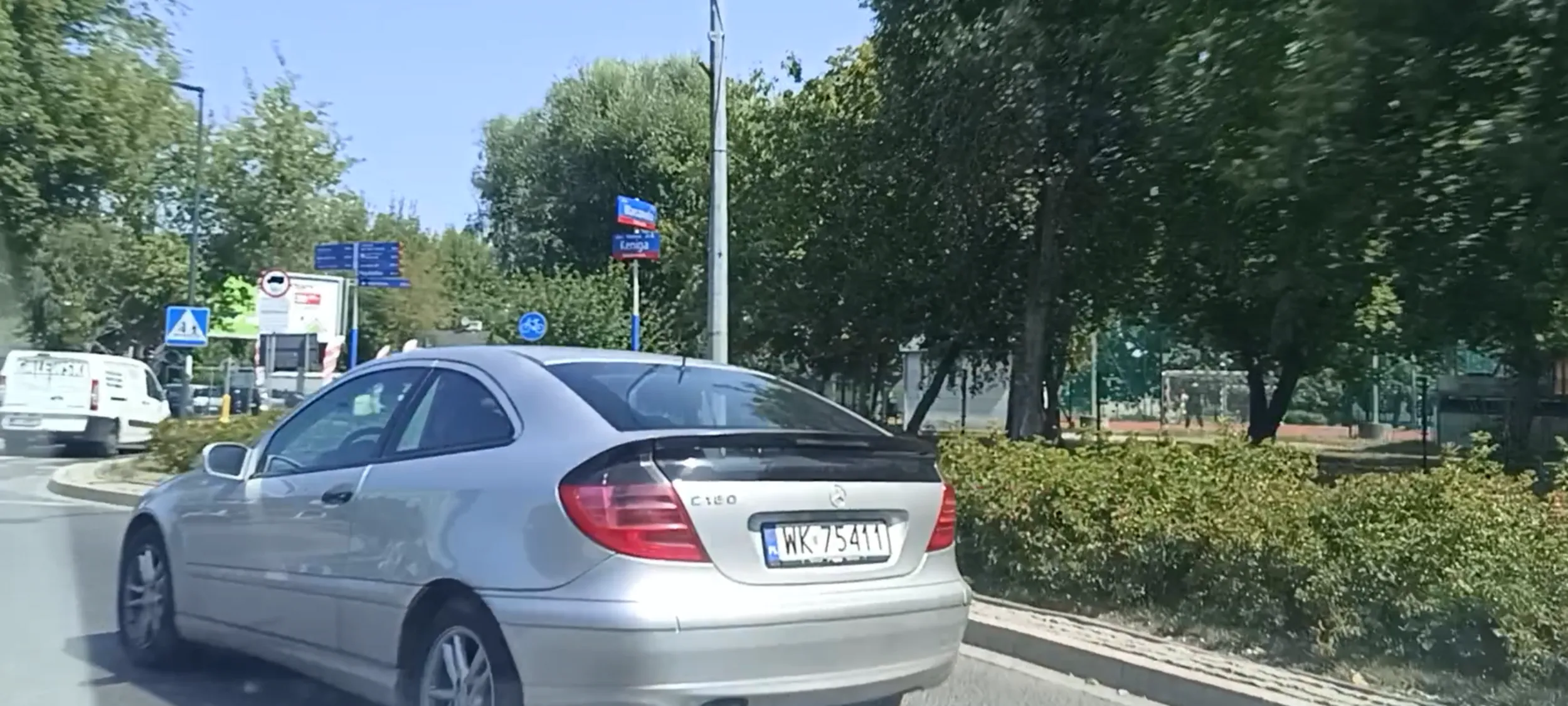 Bandyckie wymuszenia pierwszeństwa przejazdu na wjeździe na rondo. Zajechał mi drogę i zahamował, bandyta.