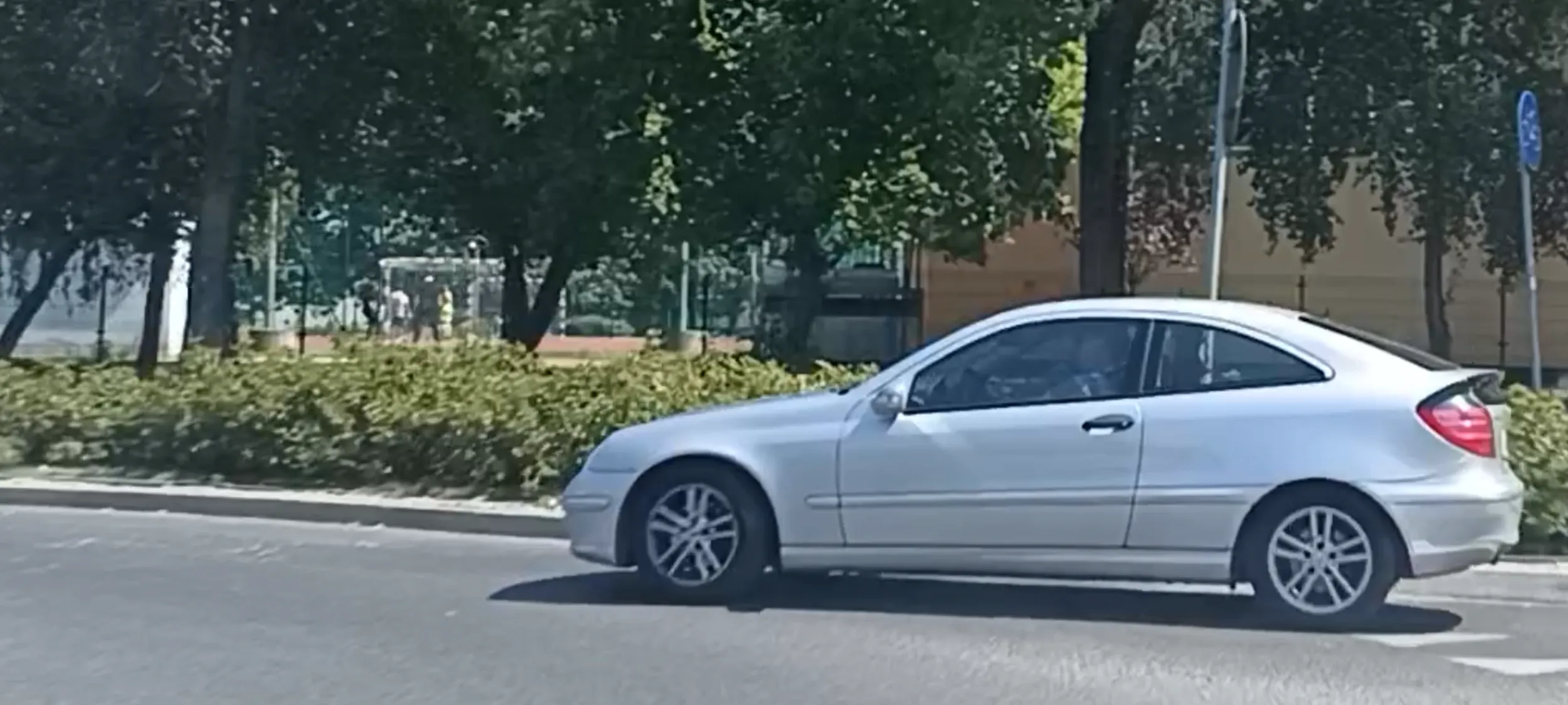 Bandyckie wymuszenia pierwszeństwa przejazdu na wjeździe na rondo. Zajechał mi drogę i zahamował, bandyta.