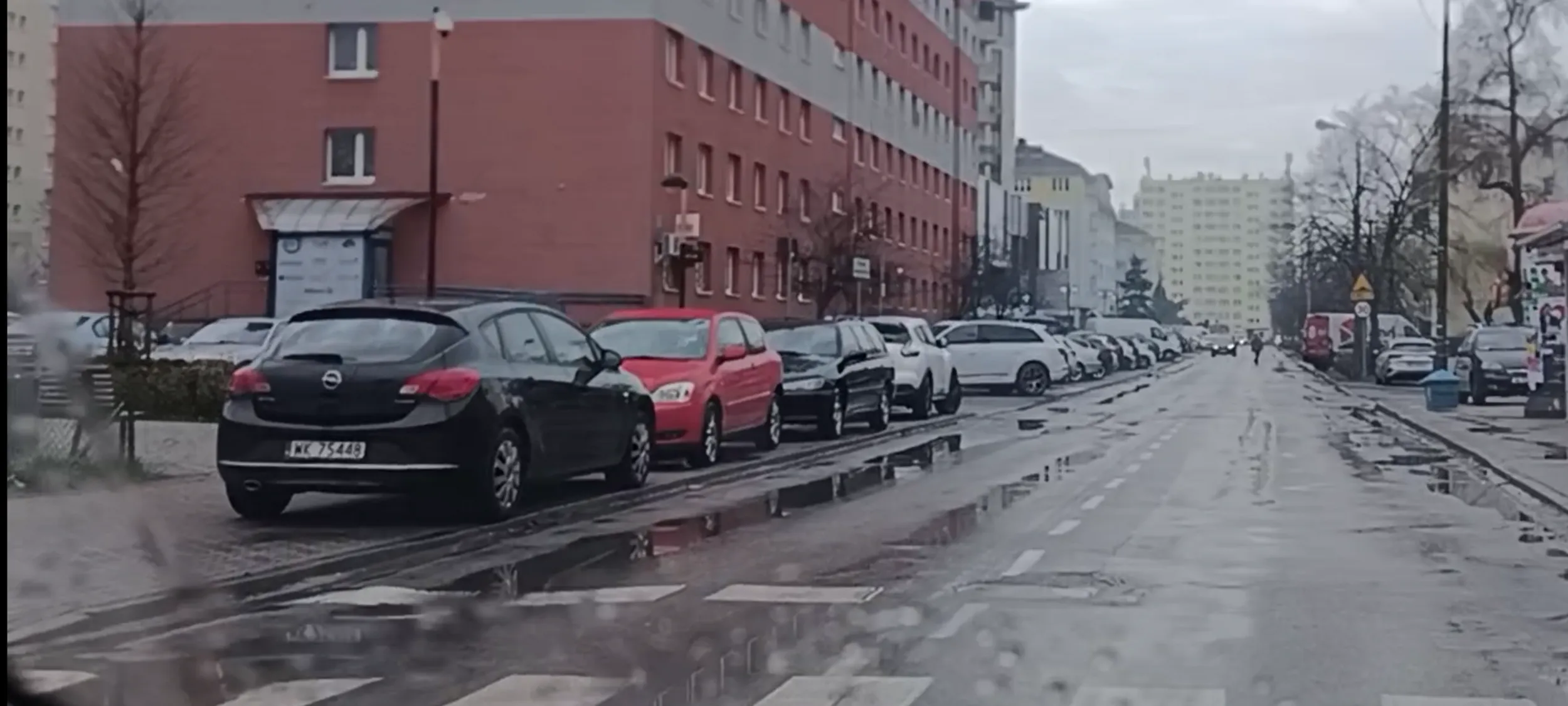 Ameba parkingowa stoi przy samym przejściu dla pieszych i zasłania widoczność