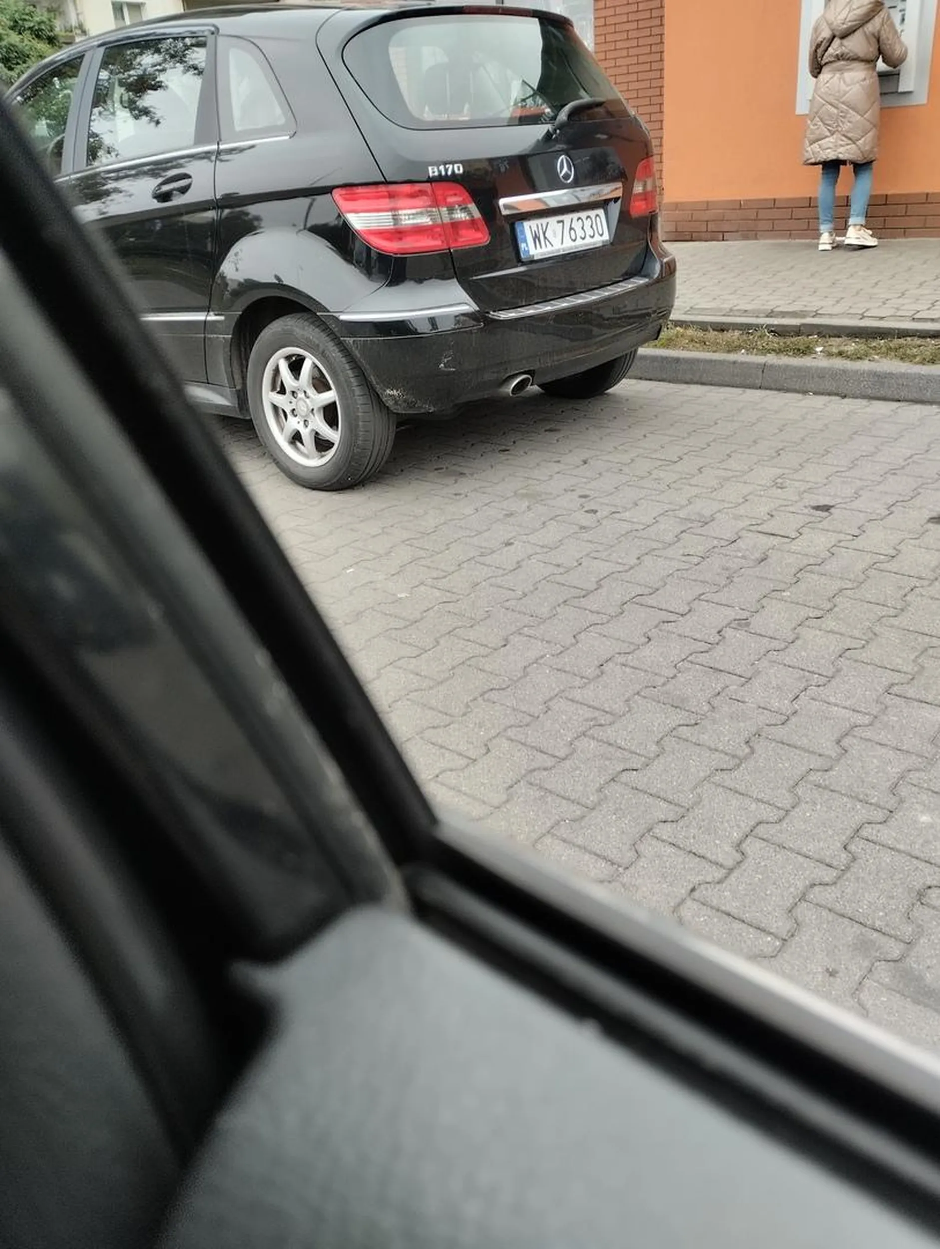 naucz sie parkować ciulu bez szkoły wyjechac sie normalnie nie da