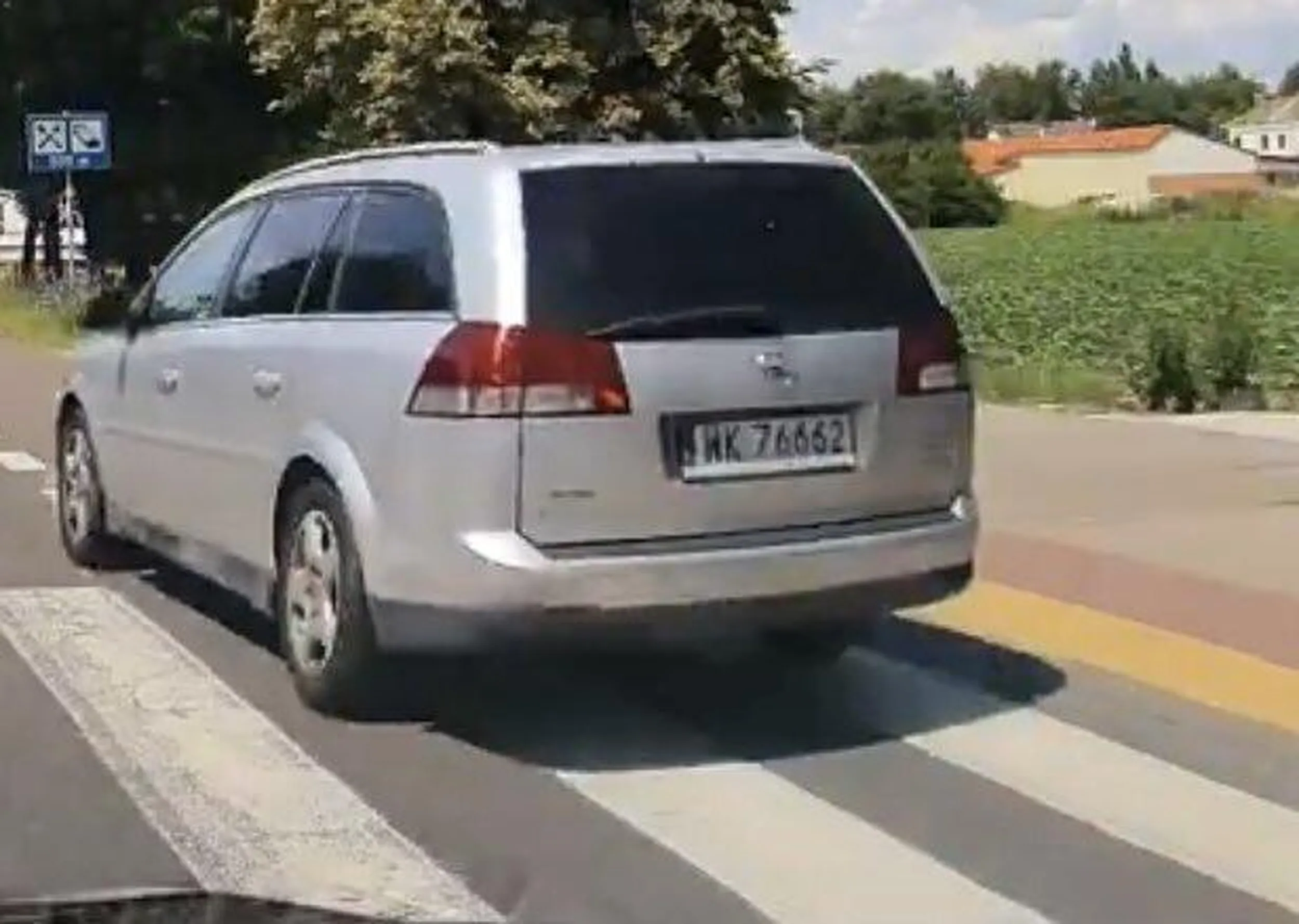 Naucz się jeździć człowieku… Gościu przed Tobą przepuszcza na pasach pieszego, a Ty z prawej go wyprzedzasz na psach? Na łeb masz?