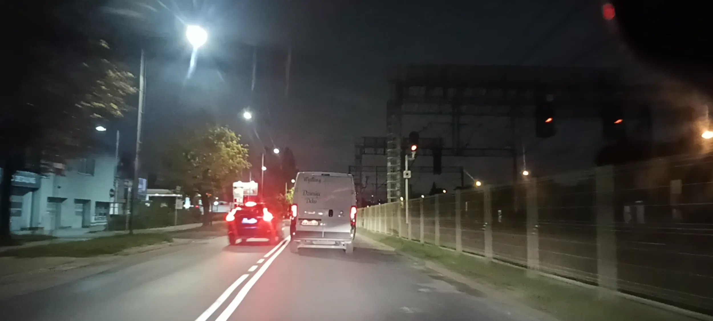 Bandyta drogowy wyprzedza na podwójnej linii ciągłej