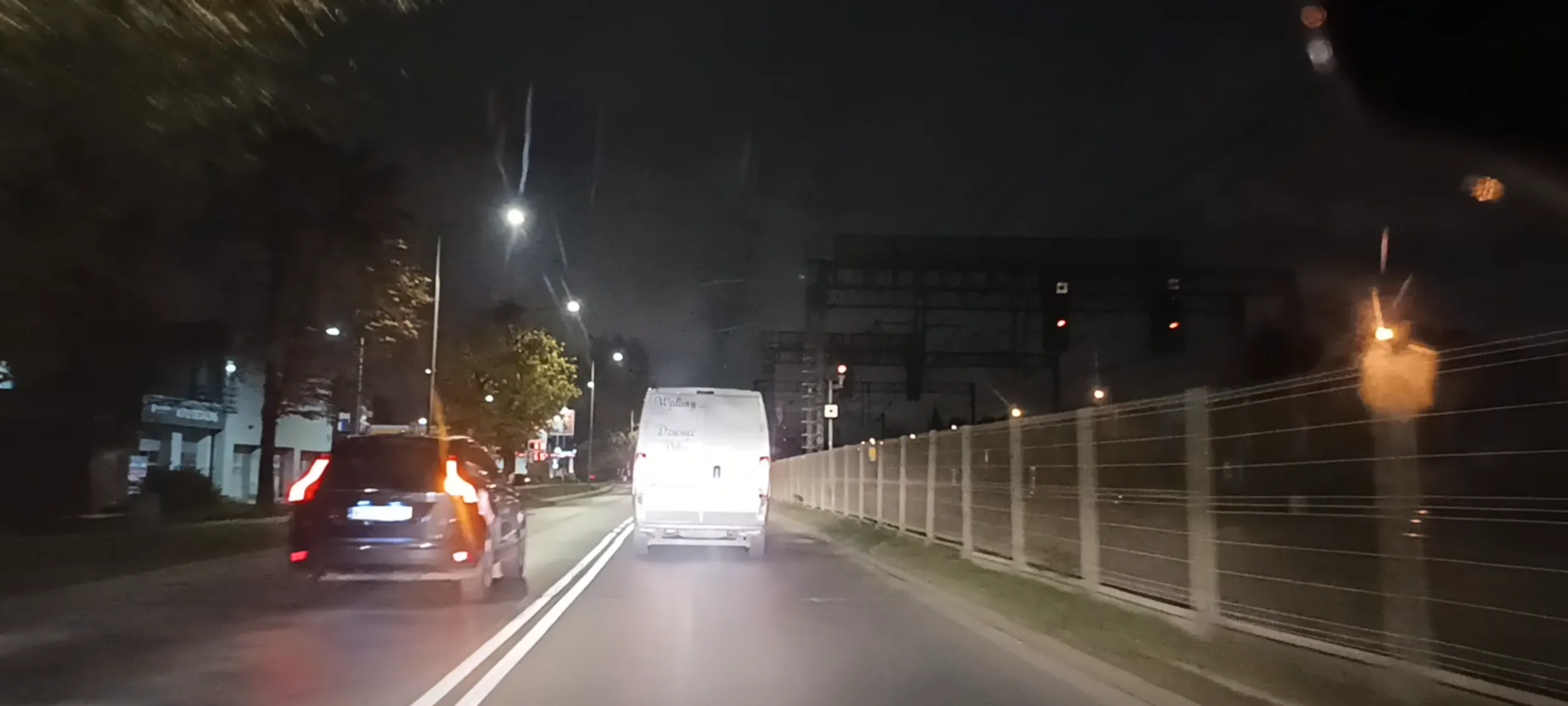 Bandyta drogowy wyprzedza na podwójnej linii ciągłej