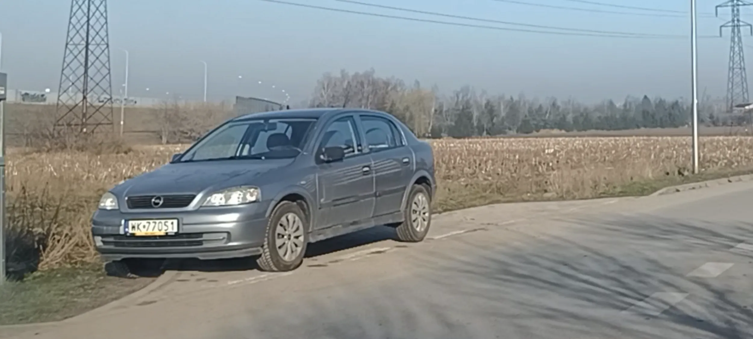 Wieś parkuje w miejscu gdzie nie ma miejsca parkingowego i do tego w miejscu zakazu zatrzymywania się i postoju