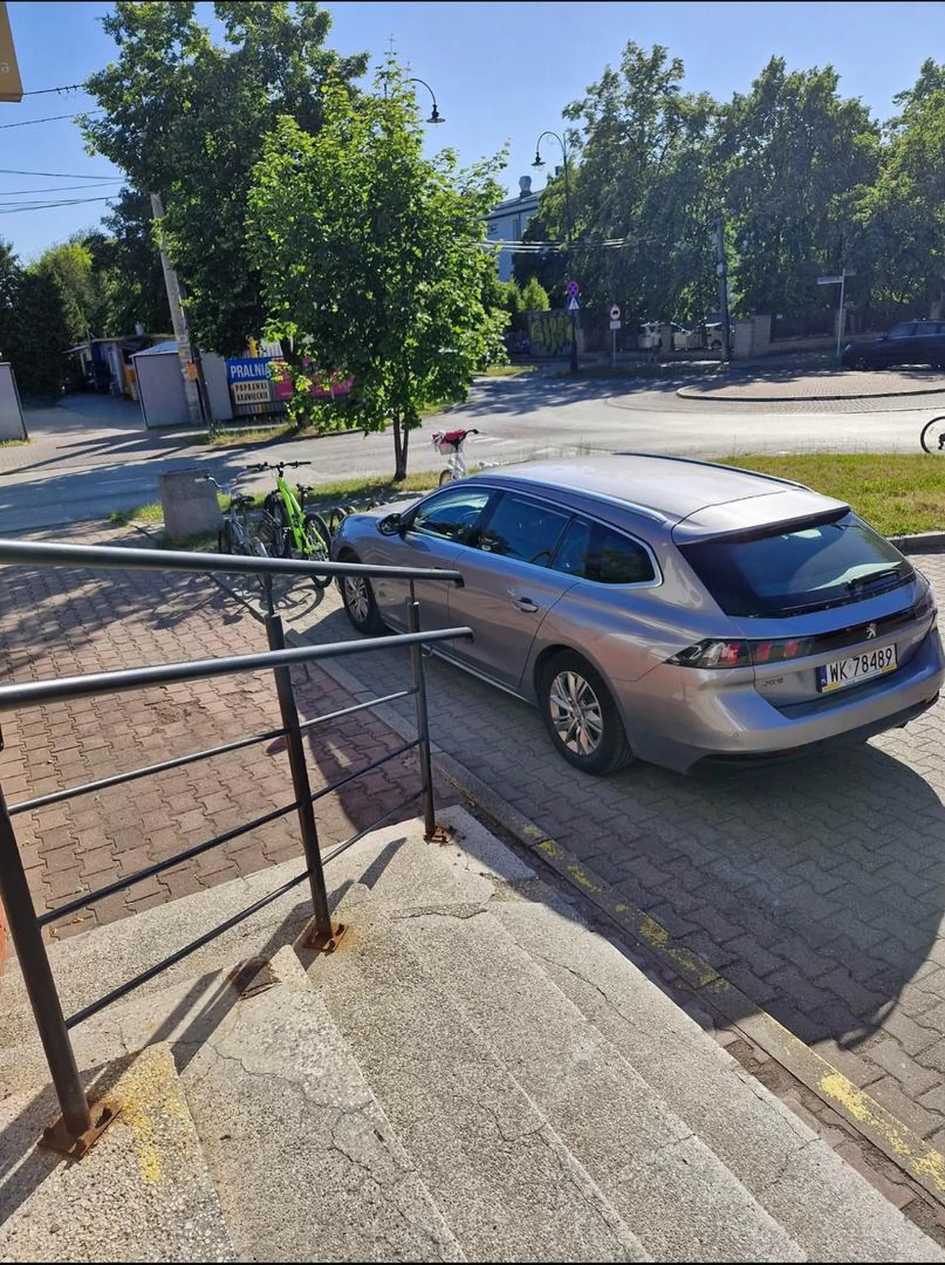 Patus parkujacy pod schodami