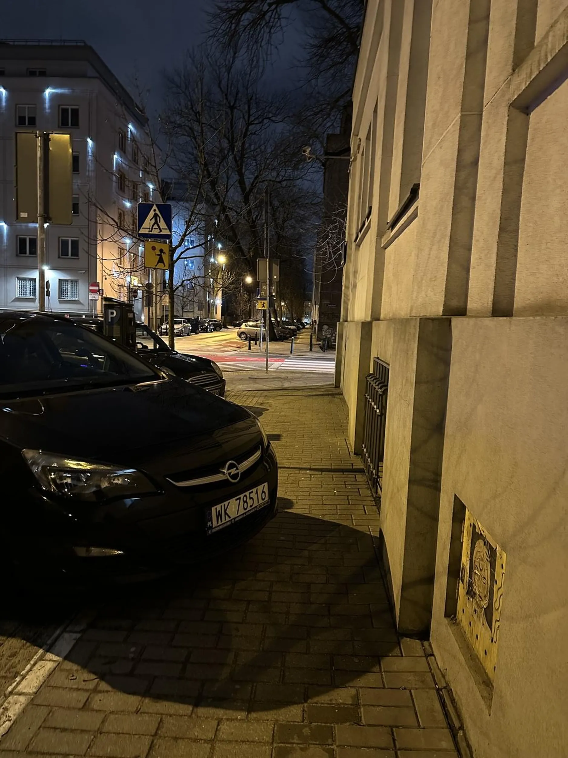 Parkowanie na chodniku.. uniemożliwia przejście matki z wózkiem czy osoby niepełnosprawnej.. auta obok były w stanie zaparkować normalnie tylko dla tej osoby miejsce parkingowe to za mało ;)