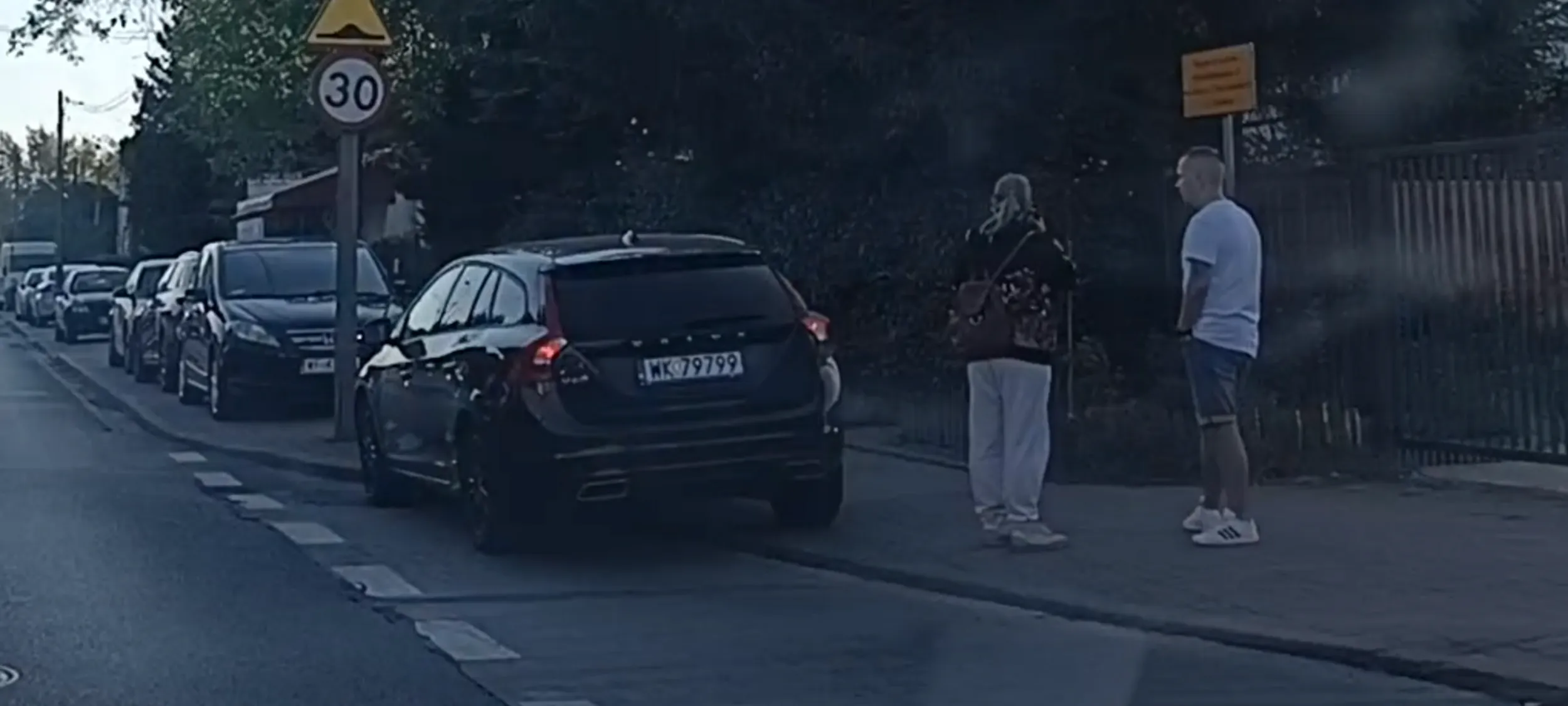 Patologia stoi wrakiem na chodniku i w zatoce autobusowej i gada o pierdołach zamiast odjechać