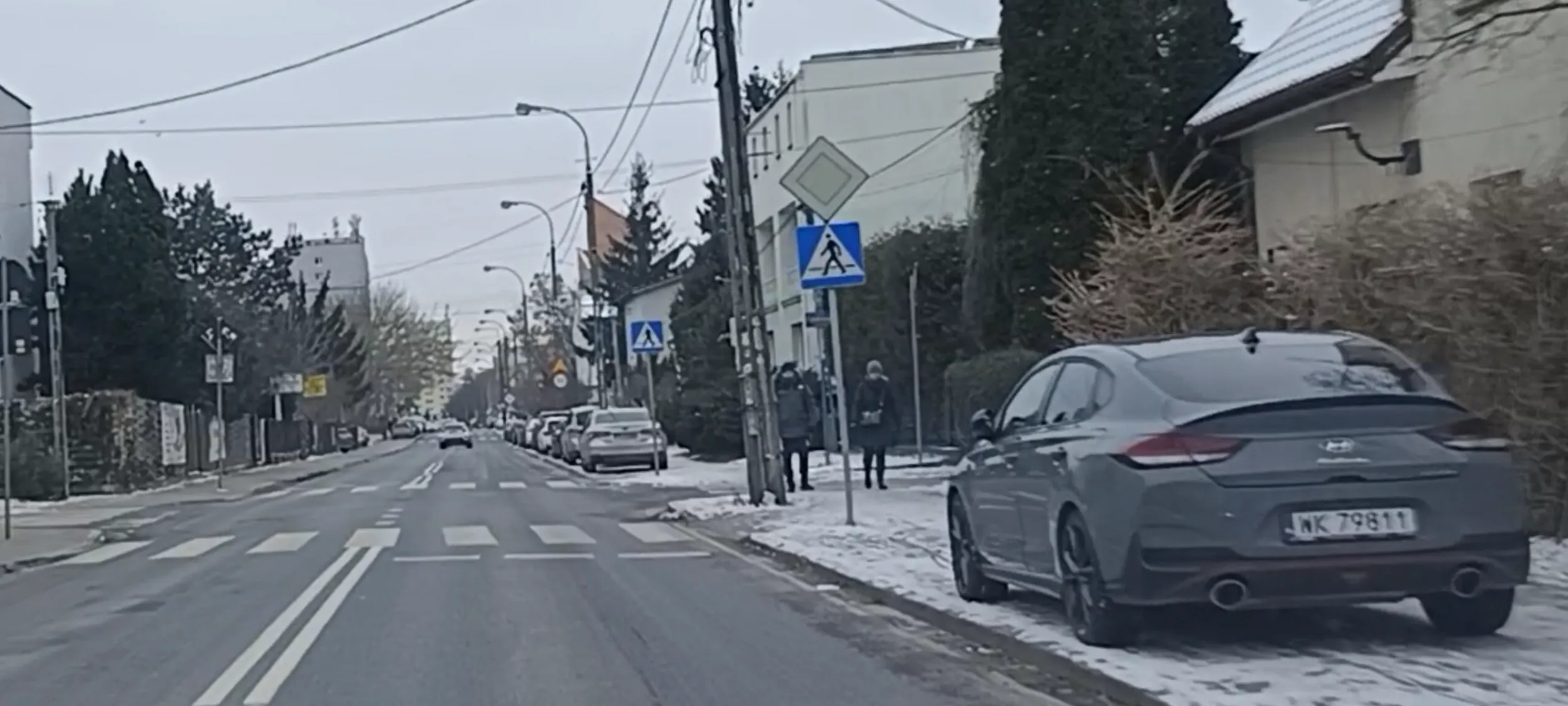 Auto zaparkowane 4m od przejścia dla pieszych