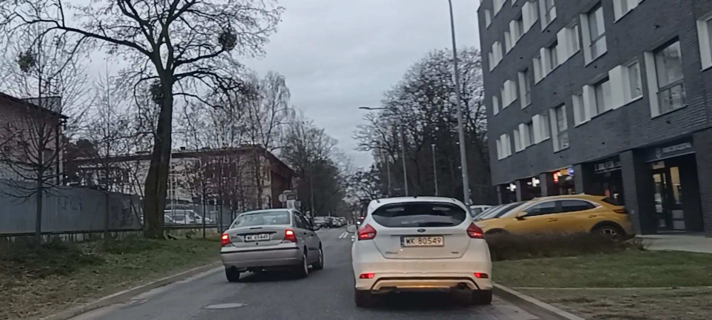 Wrak stoi porzucony na ulicy i tamuje ruch w miejscu gdzie obowiązuje zakaz zatrzymywania się i postoju B-36