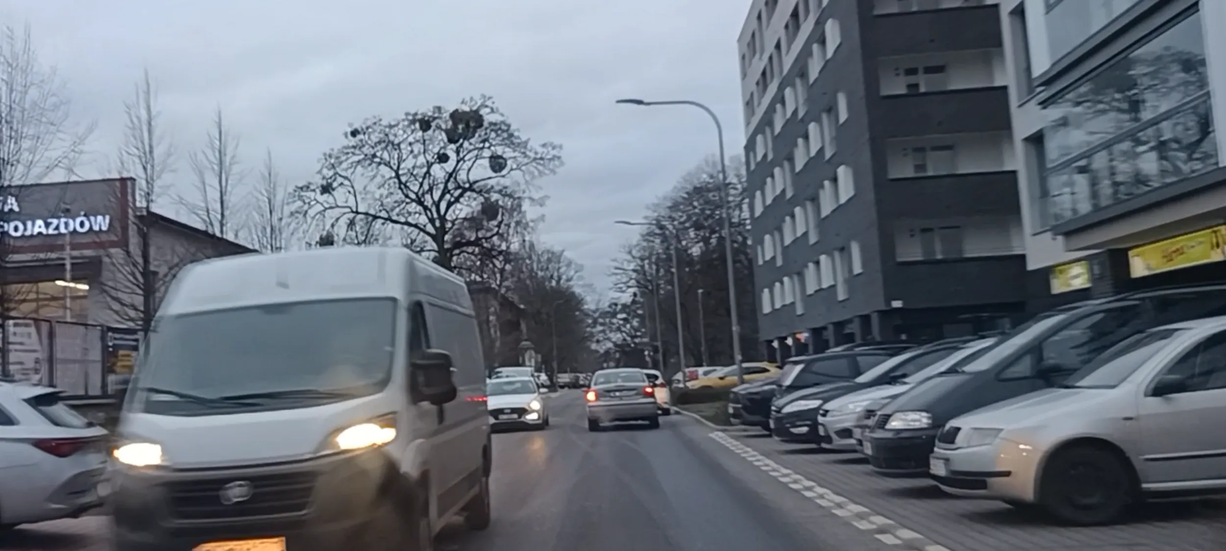 Wrak stoi porzucony na ulicy i tamuje ruch w miejscu gdzie obowiązuje zakaz zatrzymywania się i postoju B-36