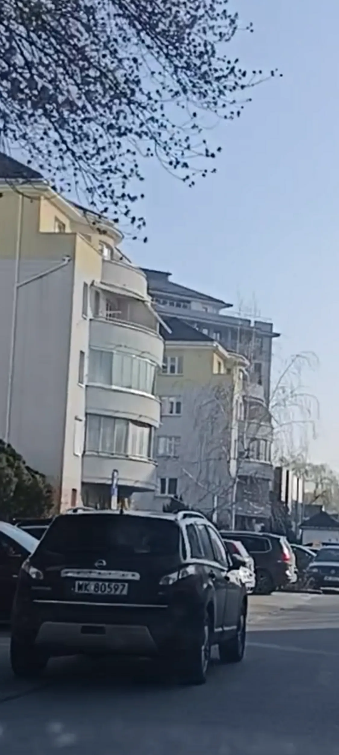 Wacuś zaparkował bezprawnie złoma na ulicy, utrudnia ruch, stwarza zagrożenie i blokuje wyjazd z wyznaczonych miejsc parkingowych