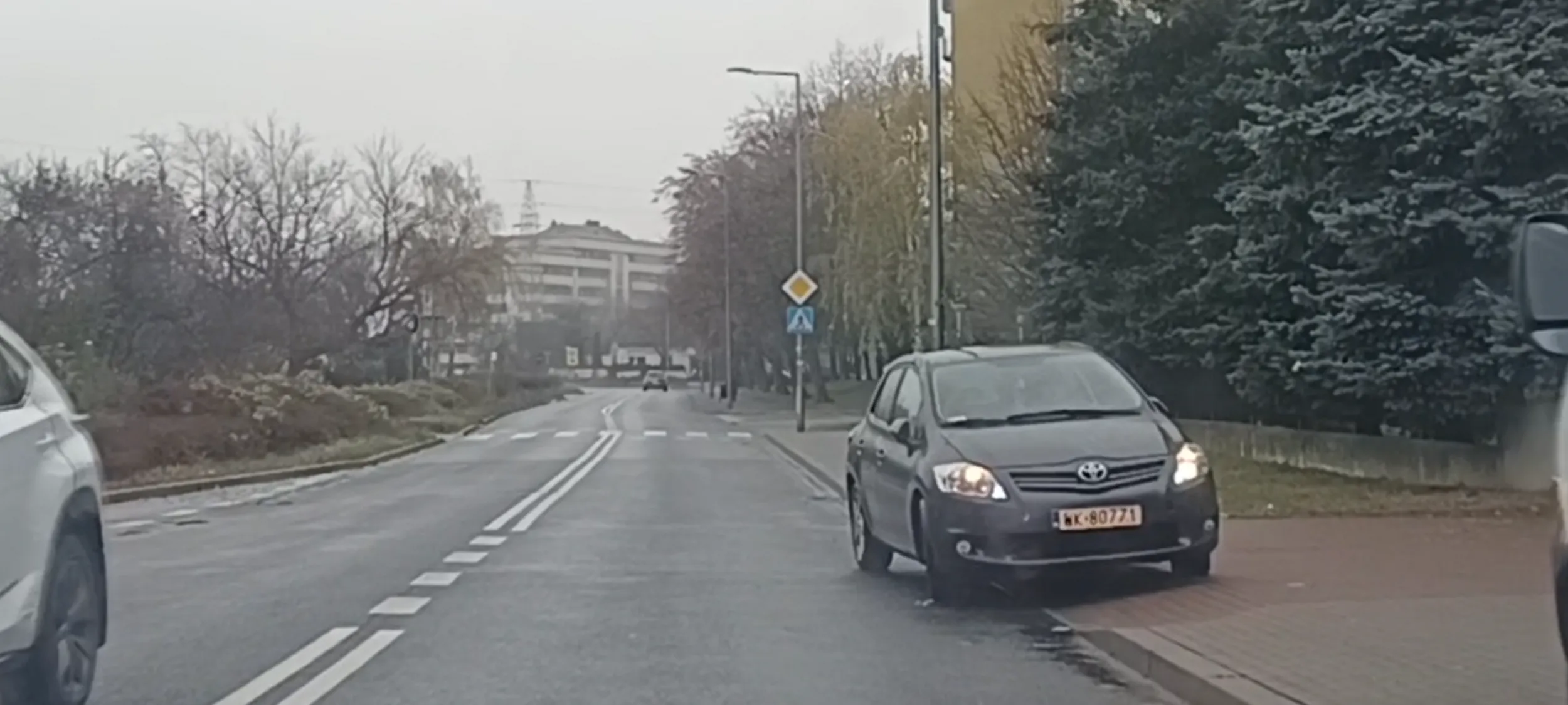 Babszczur parkuje na chodniku i utrudnia przejazd