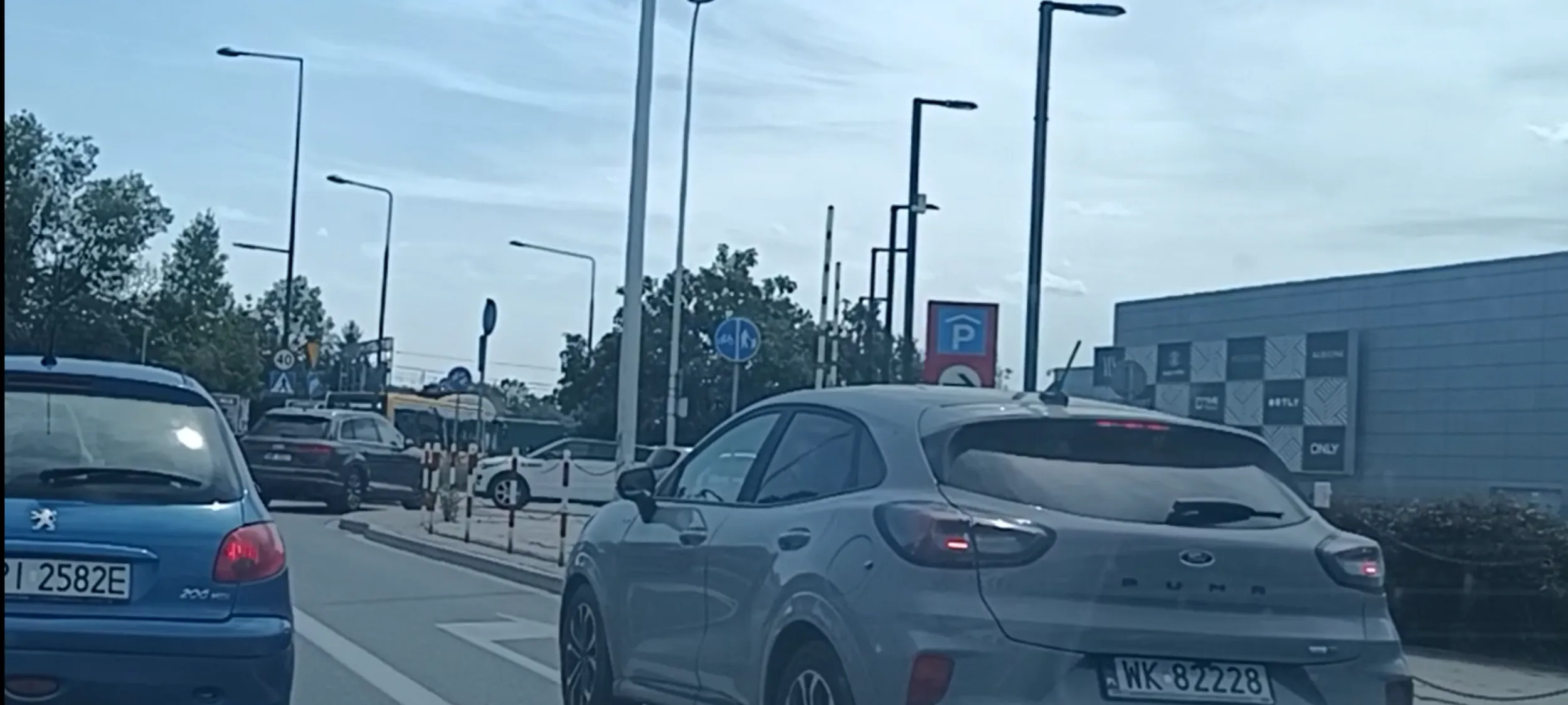 Autem jeździ cwaniak, który szuka nieskutecznie okazji do wbicia się na wasz pas jazdy i zajechanie wam drogi być może nawet z wypadkiem, pomimo że jego pas jazdy nakazuje mu zjazd - skręt.