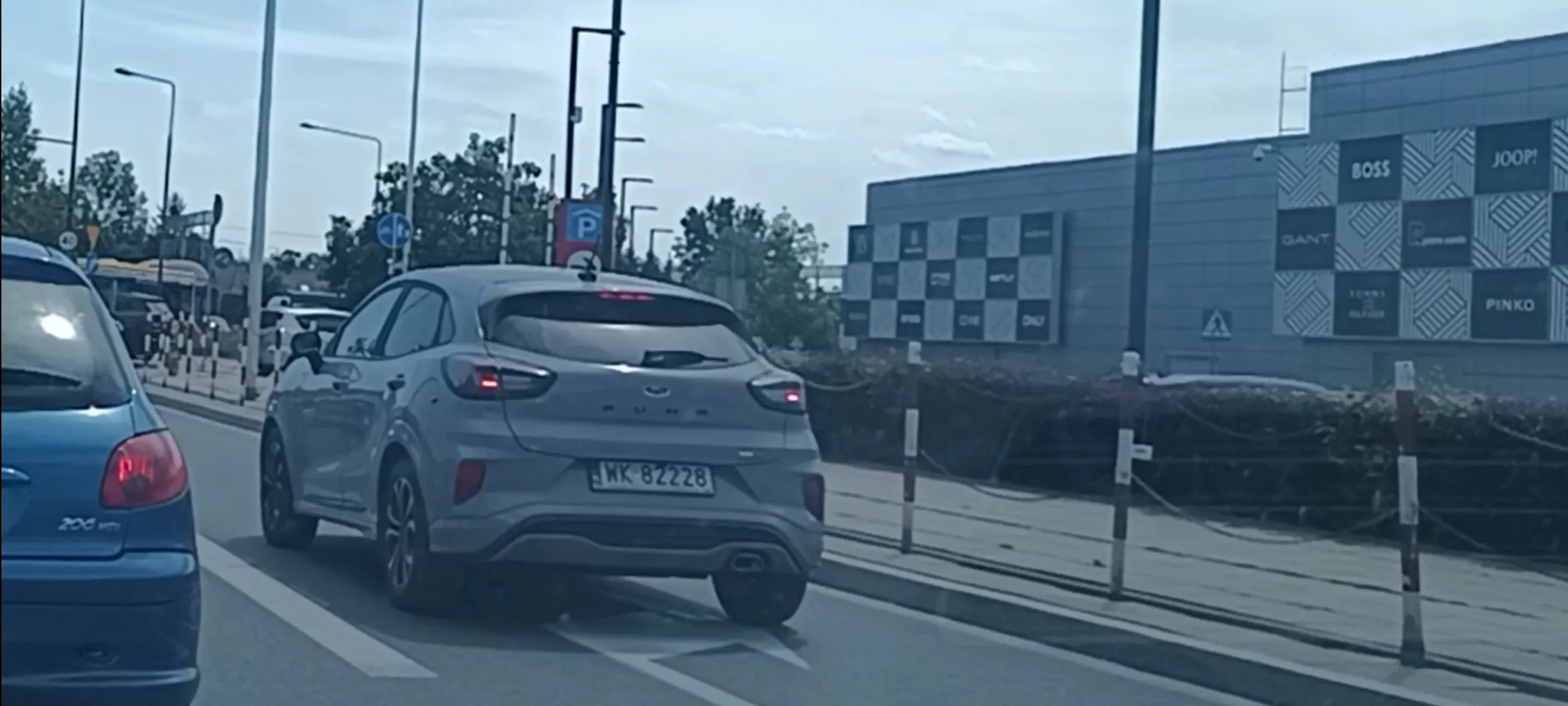 Autem jeździ cwaniak, który szuka nieskutecznie okazji do wbicia się na wasz pas jazdy i zajechanie wam drogi być może nawet z wypadkiem, pomimo że jego pas jazdy nakazuje mu zjazd - skręt.