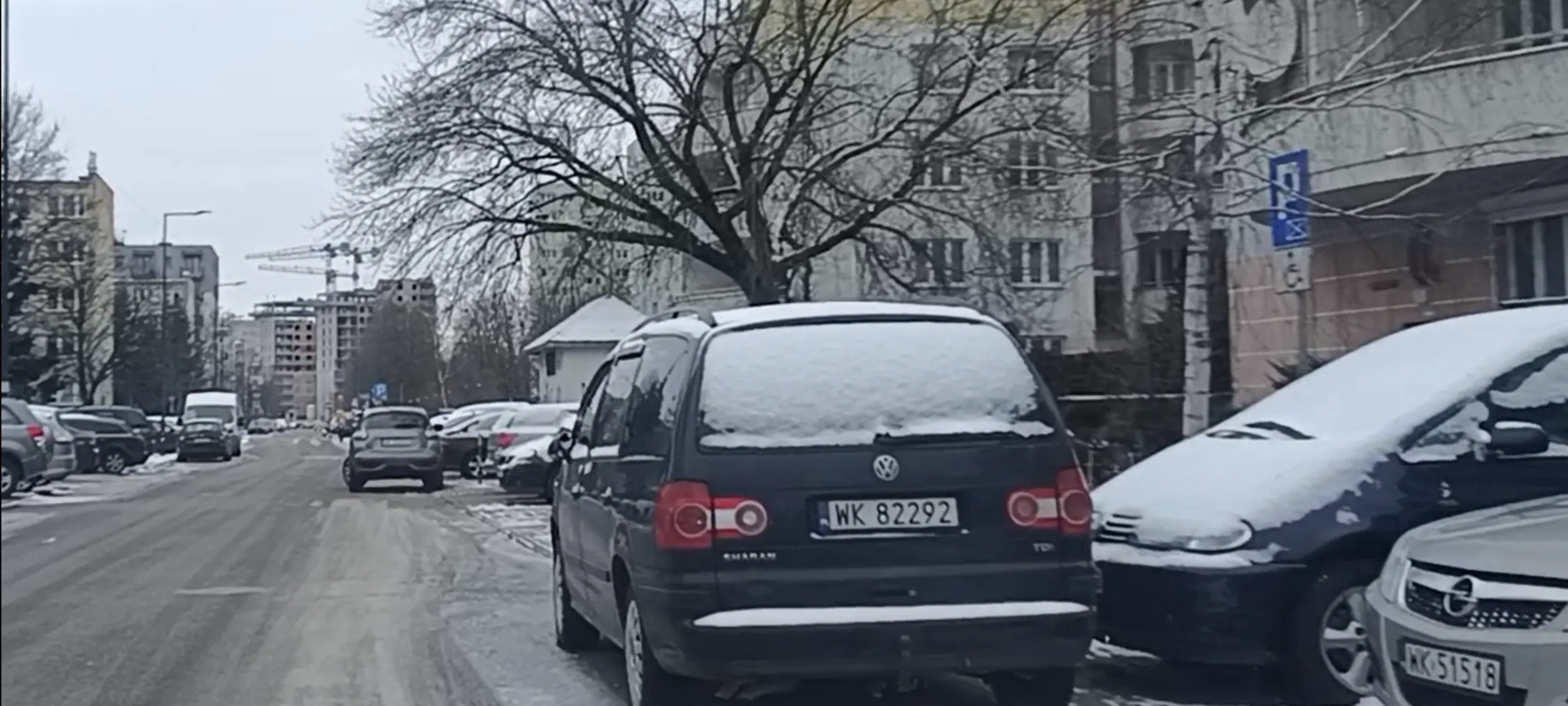 Wrak po wypadku stoi porzucony na ulicy i blokuje wyjazd z miejsca parkingowego