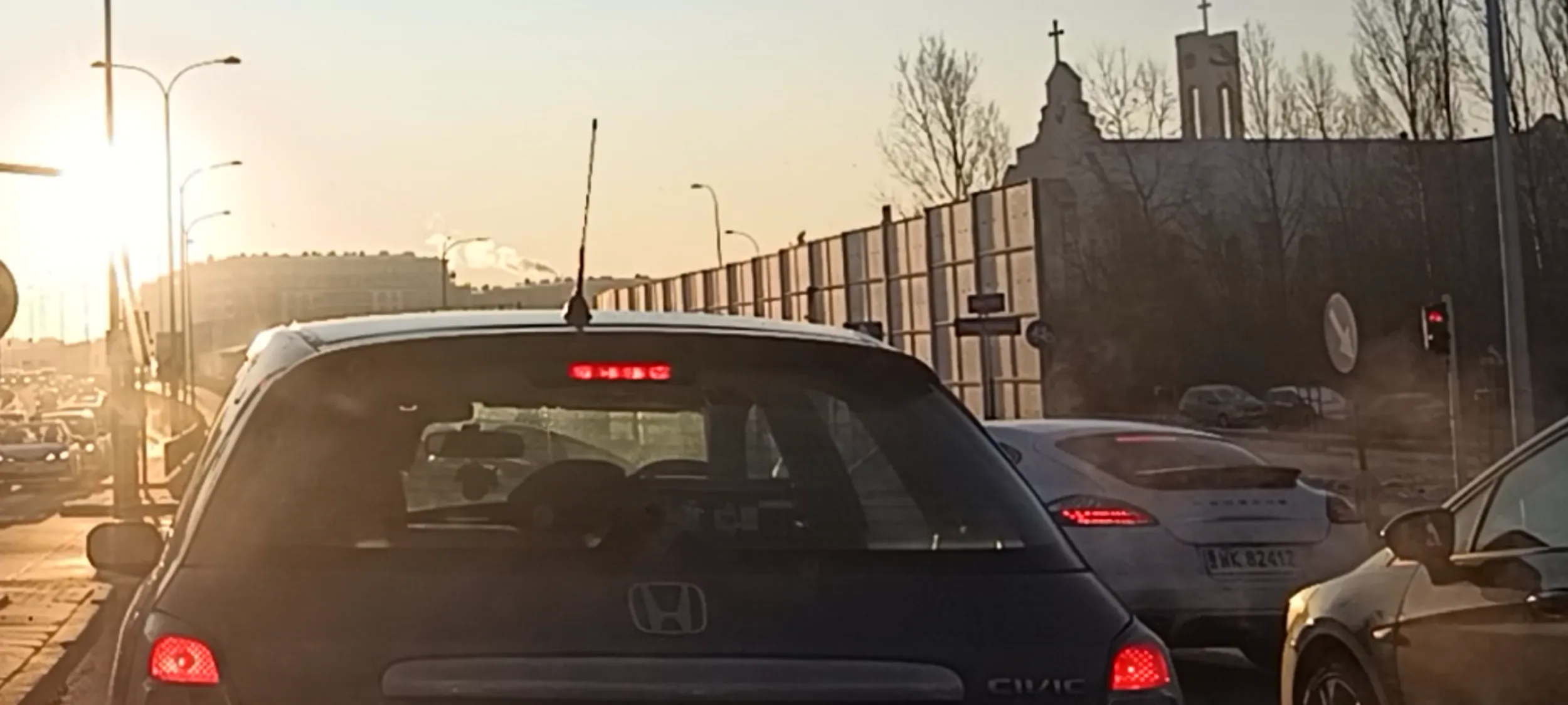 Prostak wpycha się z pasa do skrętu w lewo na pas do jazdy prosto za sygnalizator i przed stojące auta. To się kwalifikuje na wjazd na skrzyżowanie na czerwonym świetle, prostaku.