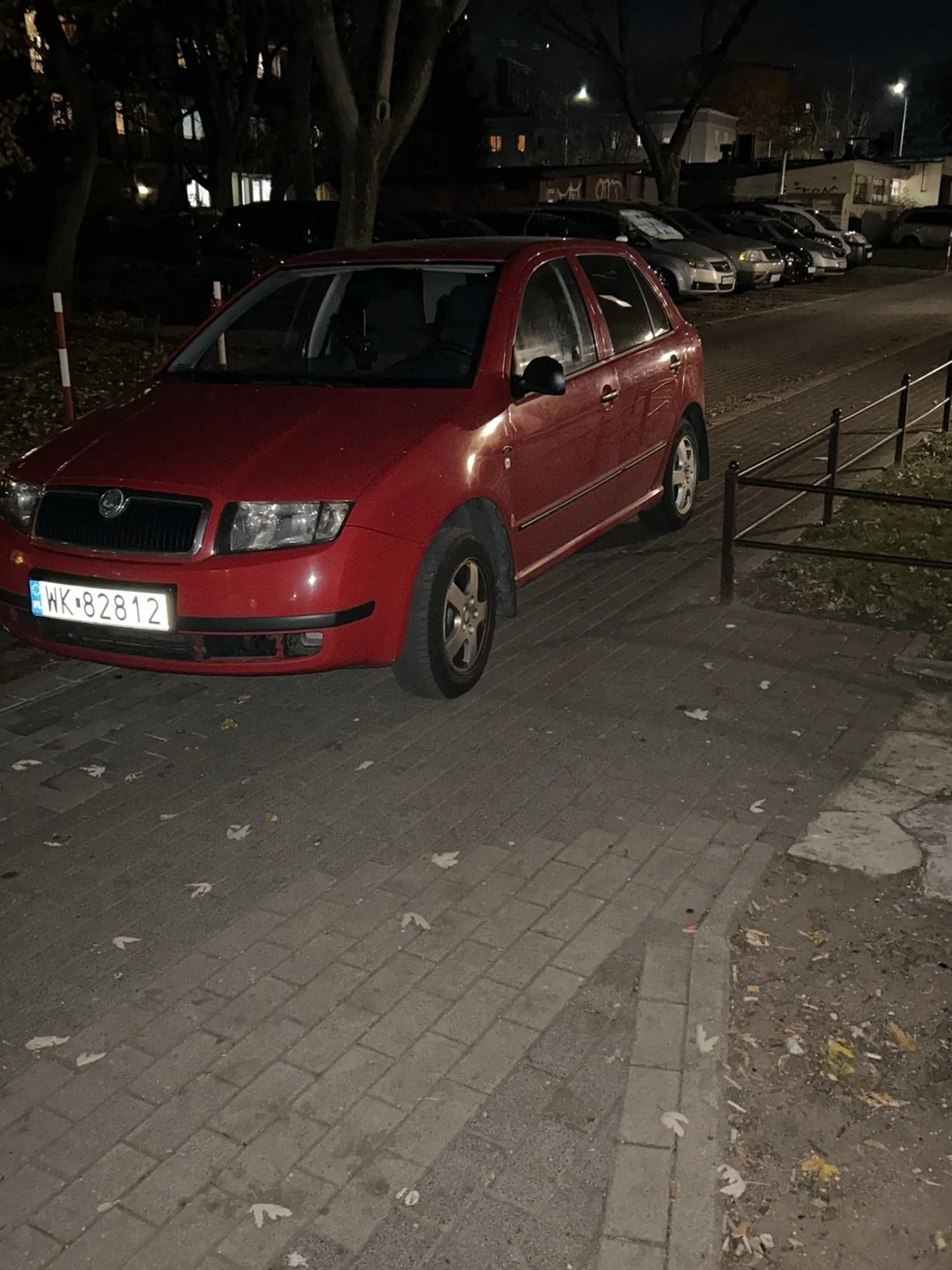 Zaparkowal na srodku chodnika auta ledwo przejezdaja a piesi maja praktycznei caly chodnik zablokowany