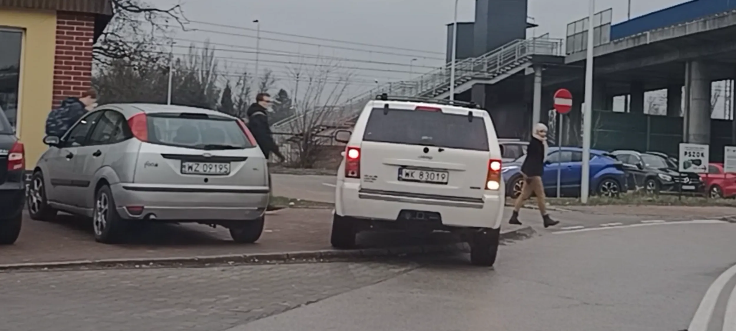 Mistrz parkowania, tył wystaje na skrzyżowaniu i przód na chodniku