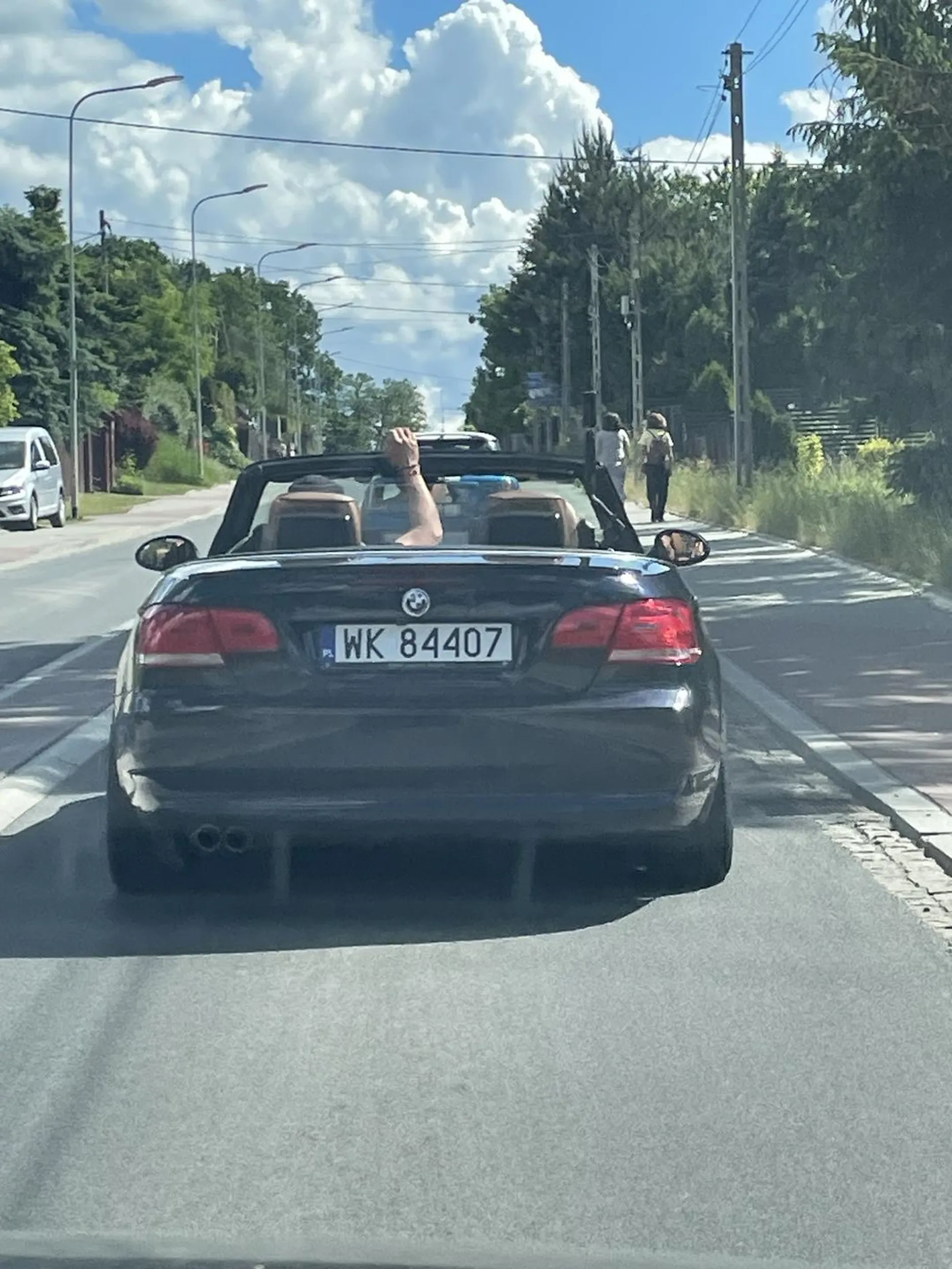 Kierowca jadąc nie prawidłowo pokazywał środkowy palec, bo jest wielkim panem mającym stare bmw i kamerkę którą się flexuje lol