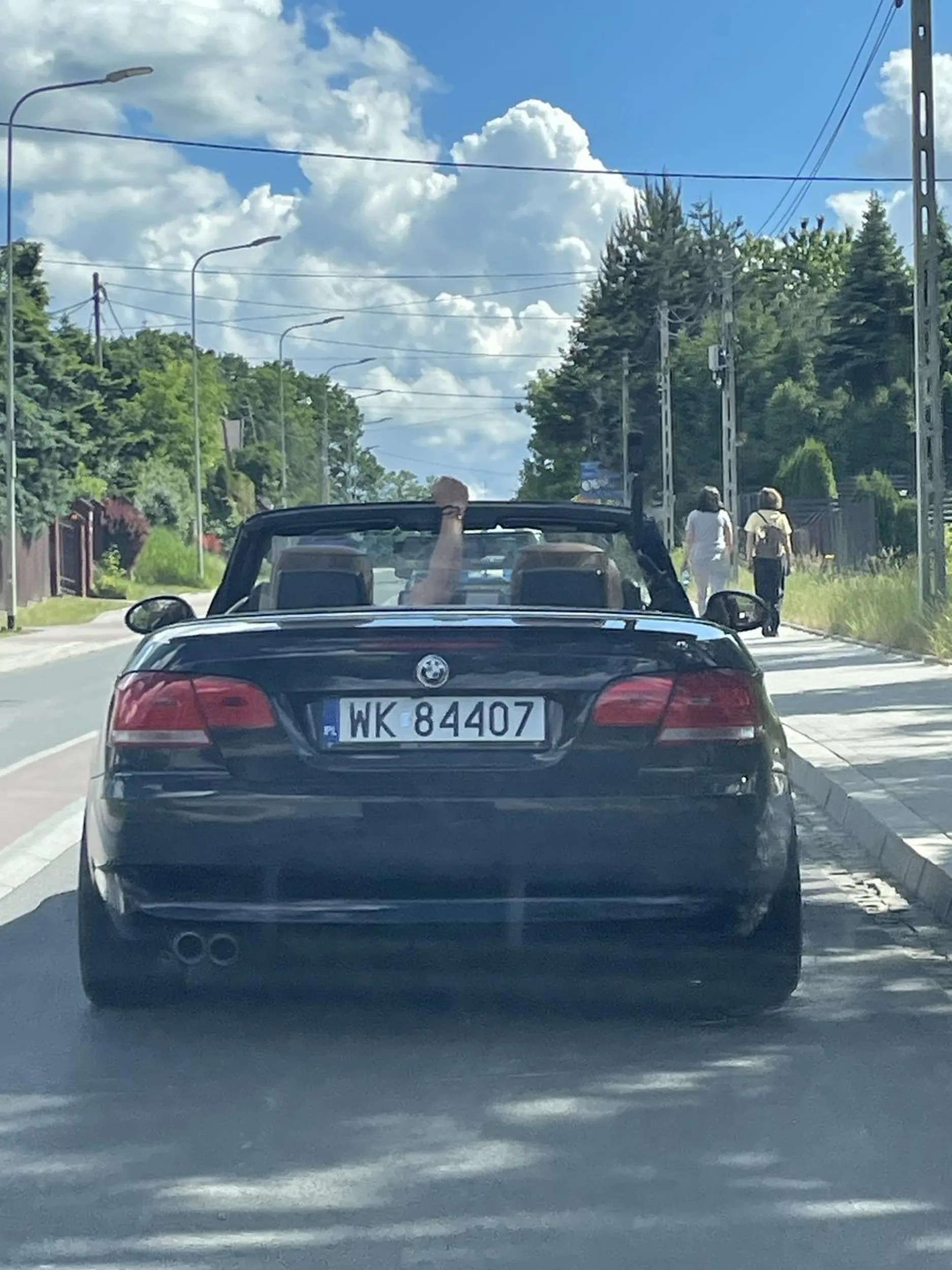 Kierowca jadąc nie prawidłowo pokazywał środkowy palec, bo jest wielkim panem mającym stare bmw i kamerkę którą się flexuje lol
