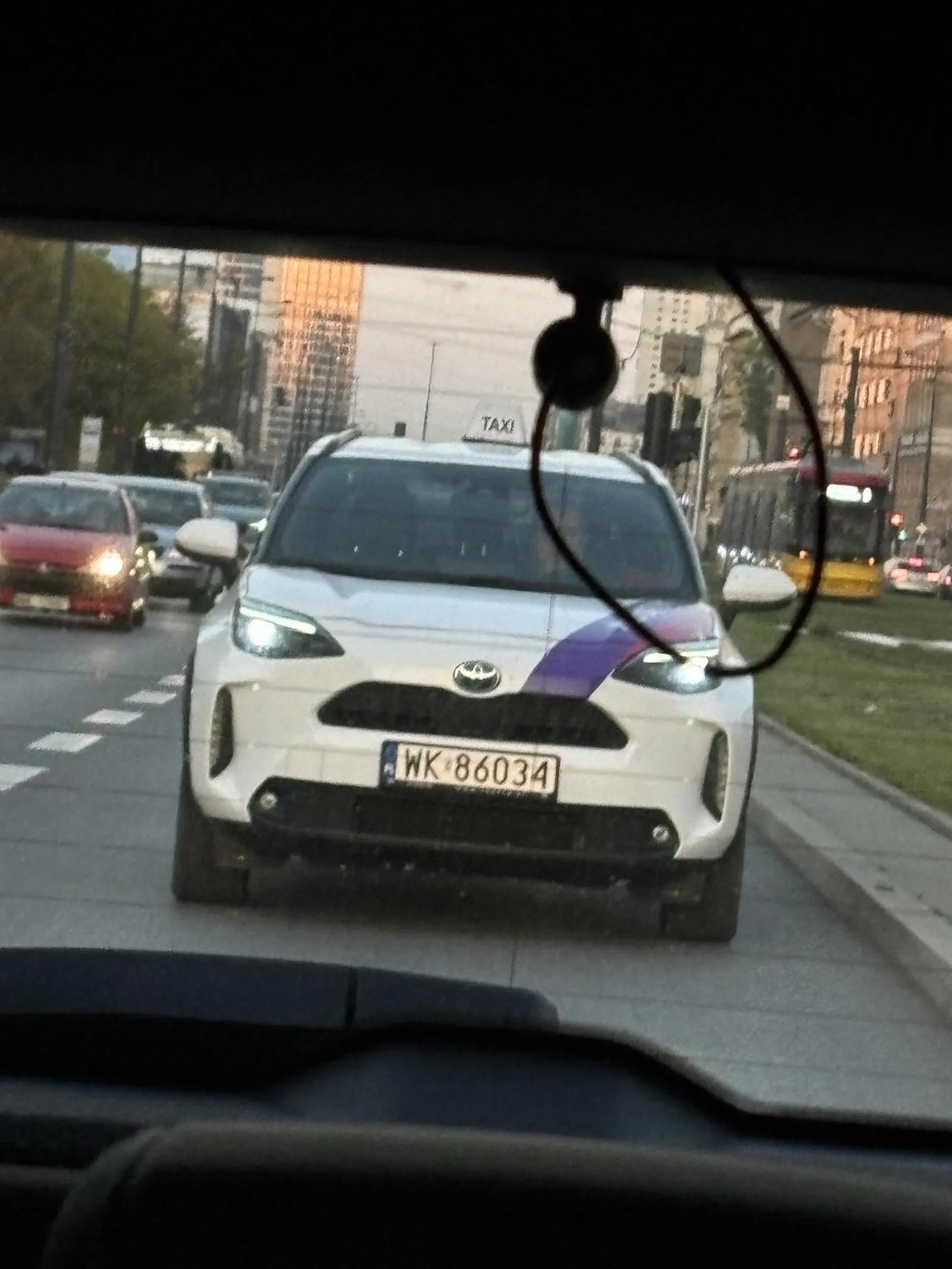 zajeżdża drogę bez kierunkowskazu