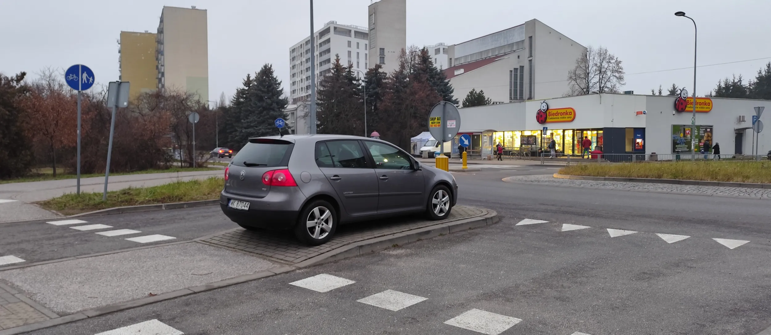 Parkuje jak d...l na przejściu.