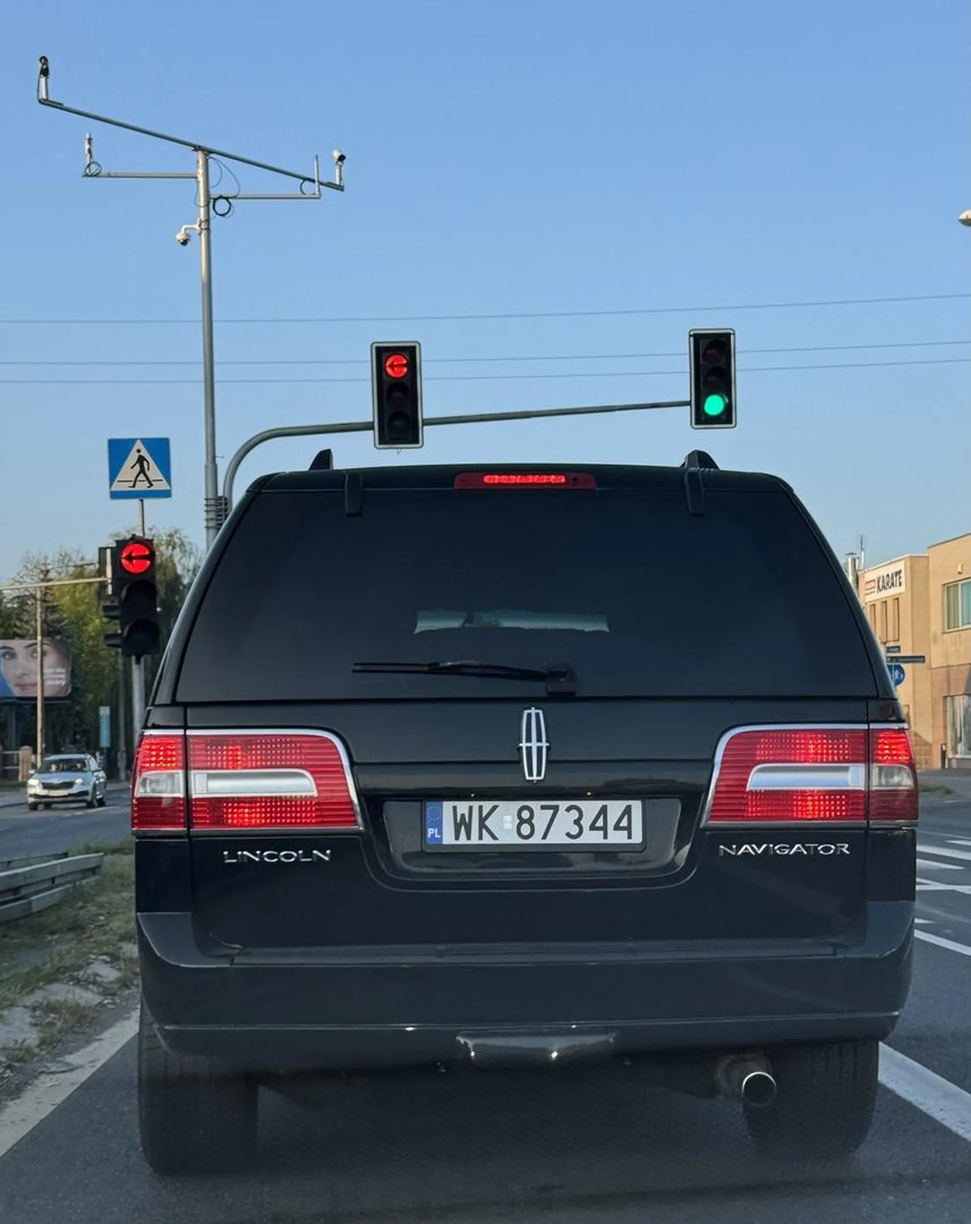 Po jeździe za nim przez parę minut mogę stwierdzić, że amerykańskie auta nie posiadają kierunkowskazów.
