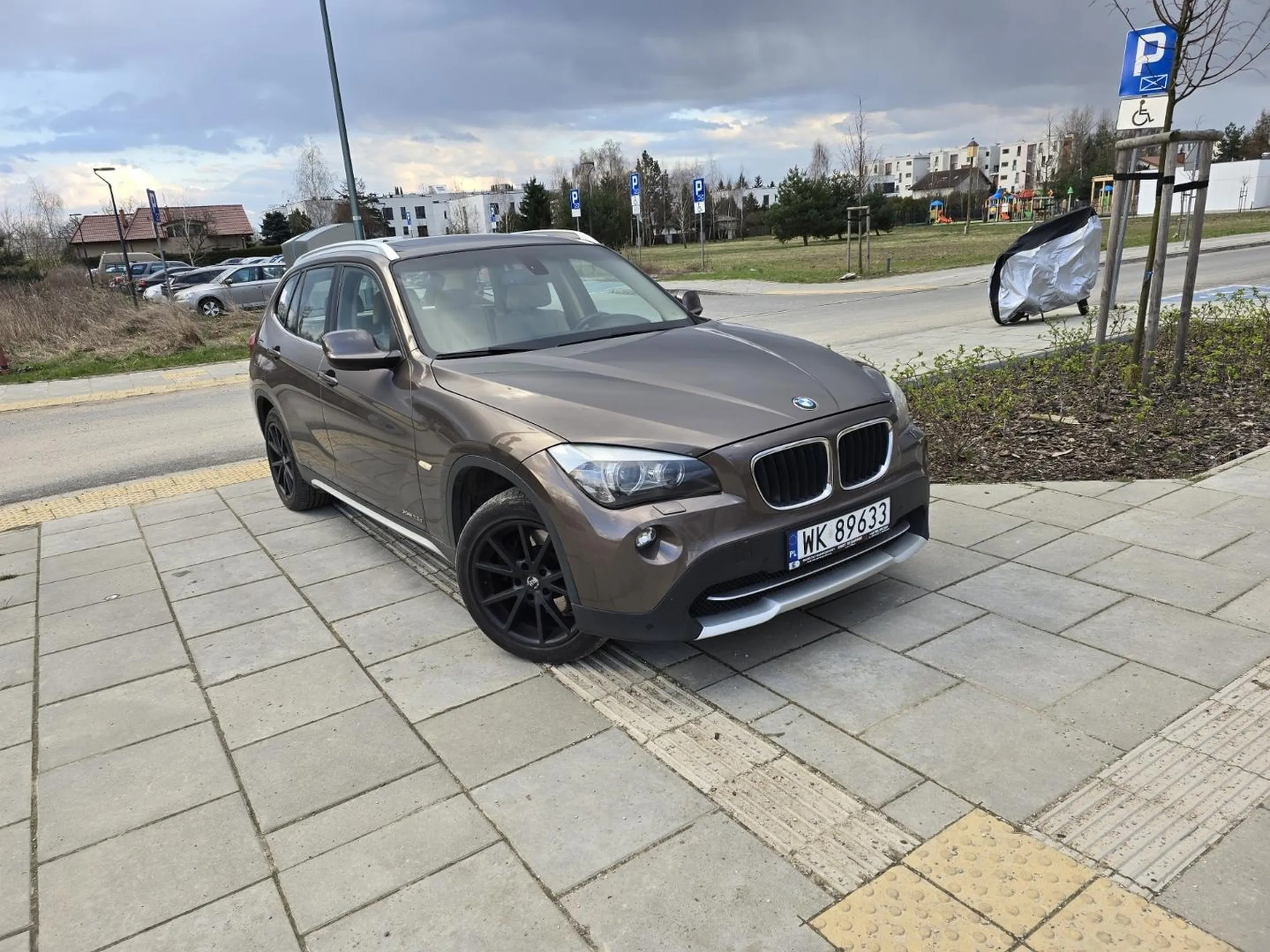 Wg kierowcy bmw pas z wypustkami na chodniku pewnie miał służyć naprowadzaniu podczas parkowania...