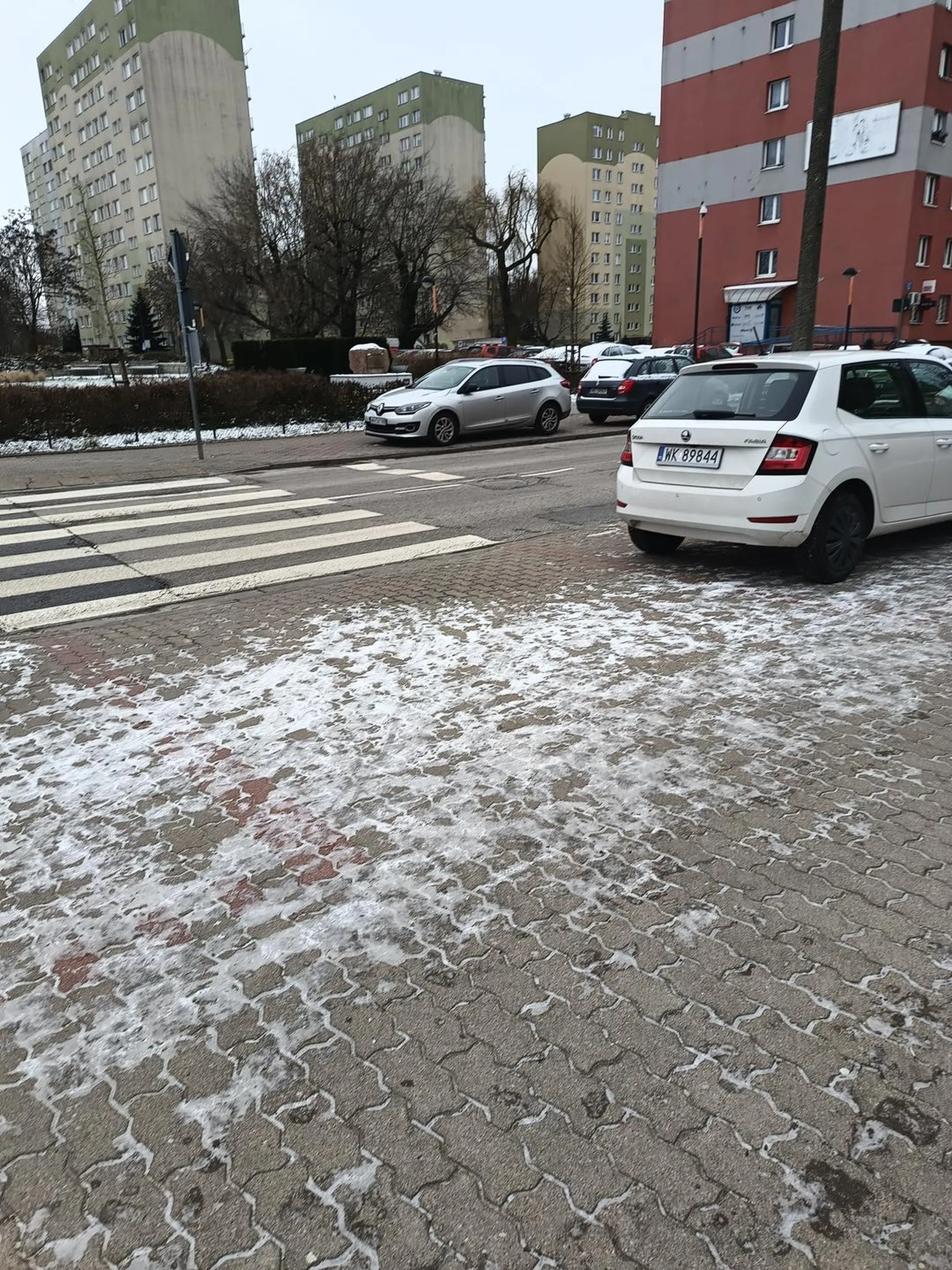 Brzydkie parkowanie przy samym przejściu dla pieszych