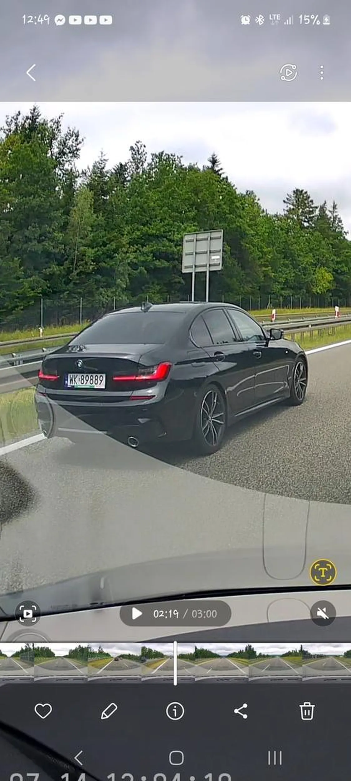 Typowy kretyn, dogania kilka pojazdów wyprzedzających ciężarówkę i pogania światłami sznur aut, myślał że kogoś to obchodzi ?