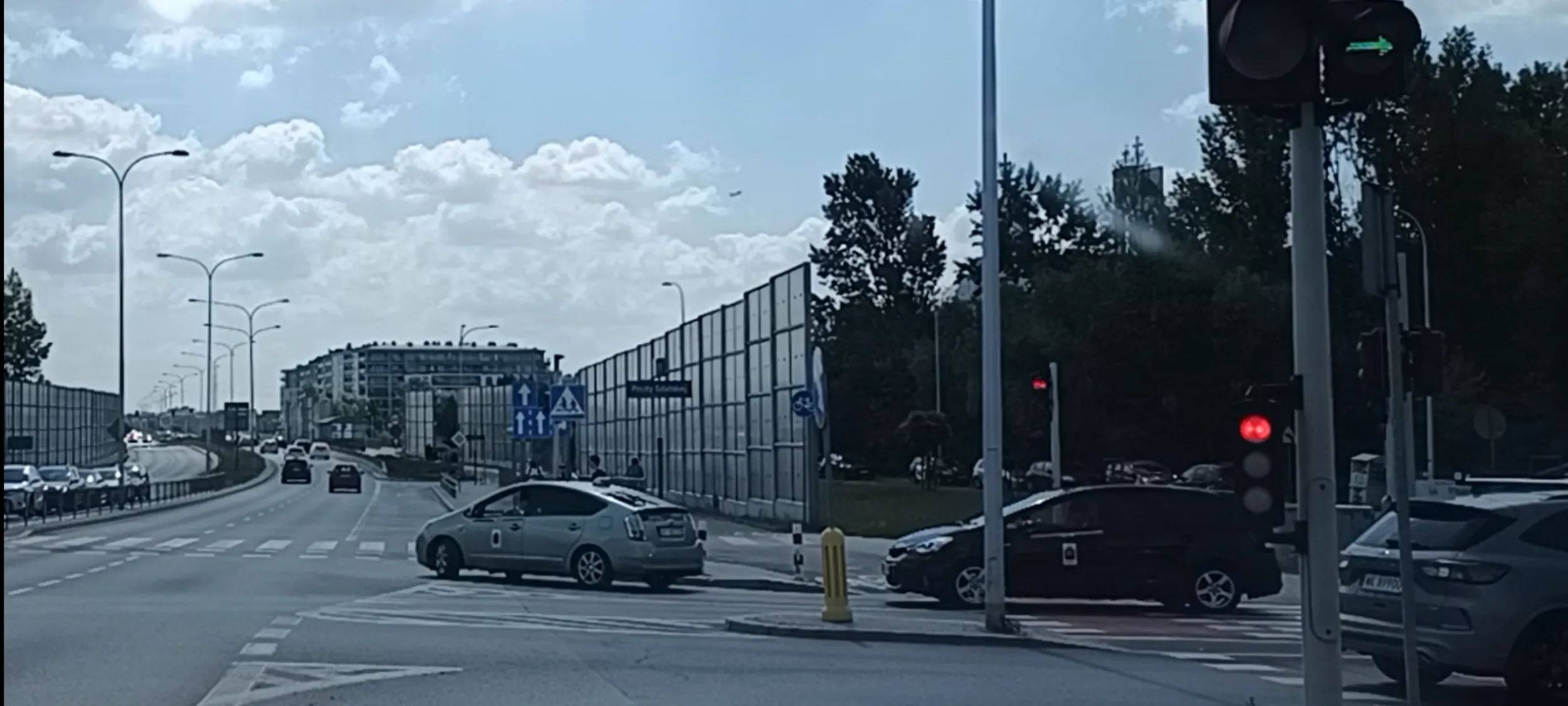 Bandyta drogowy przejeżdża przez skrzyżowanie na czerwonym sygnalizatorze świetlnym