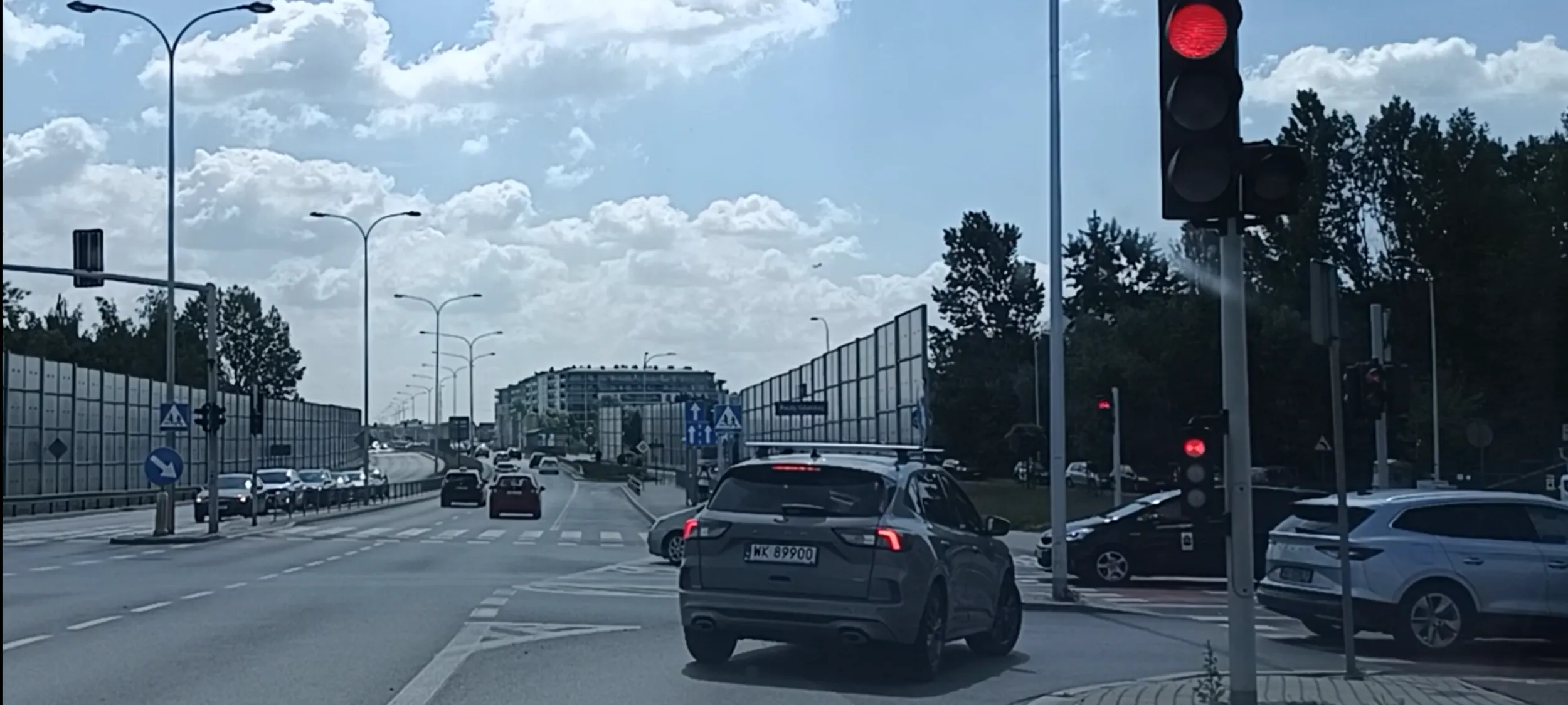 Bandyta drogowy przejeżdża przez skrzyżowanie na czerwonym sygnalizatorze świetlnym