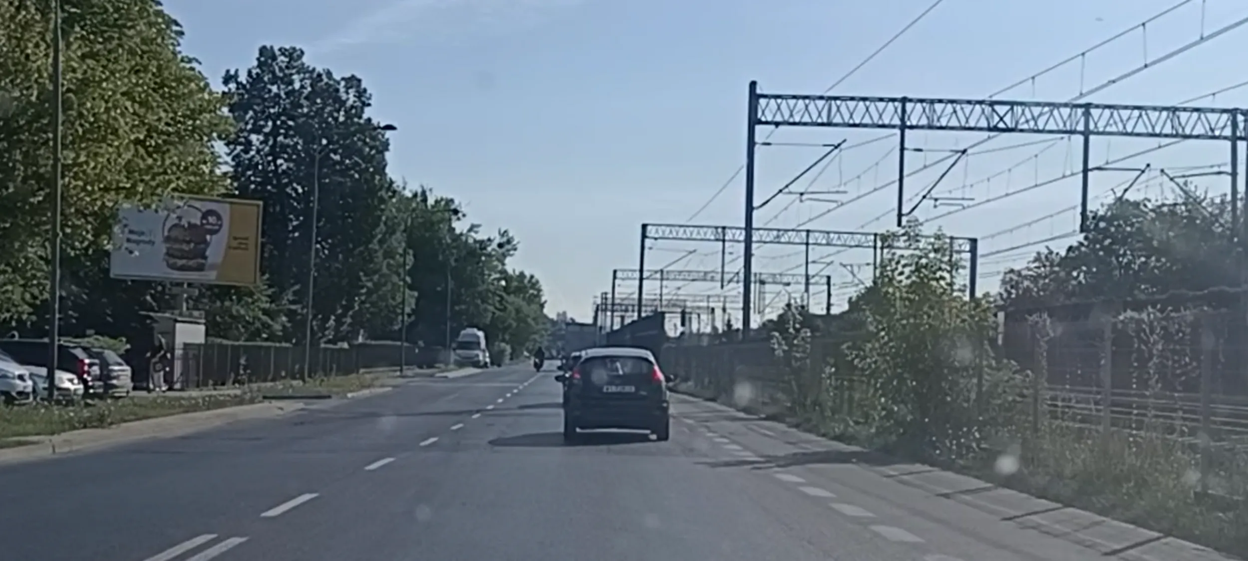Bandyta na motocyklu wyprzedza z prędkością 90 kmh w miejscu ograniczenia prędkości do 50 kmh, jedzie prosto pasem do skrętu w lewo, jedzie po pasach wyznaczających miejsce na jezdni wyłączone z ruchu. Kryminał i bandytyzm drogowy po prostu.