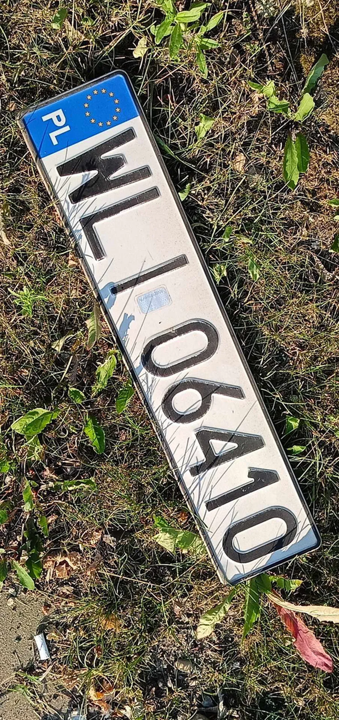 Kierowca tak zapierdalał że mu rejestracja odpadła